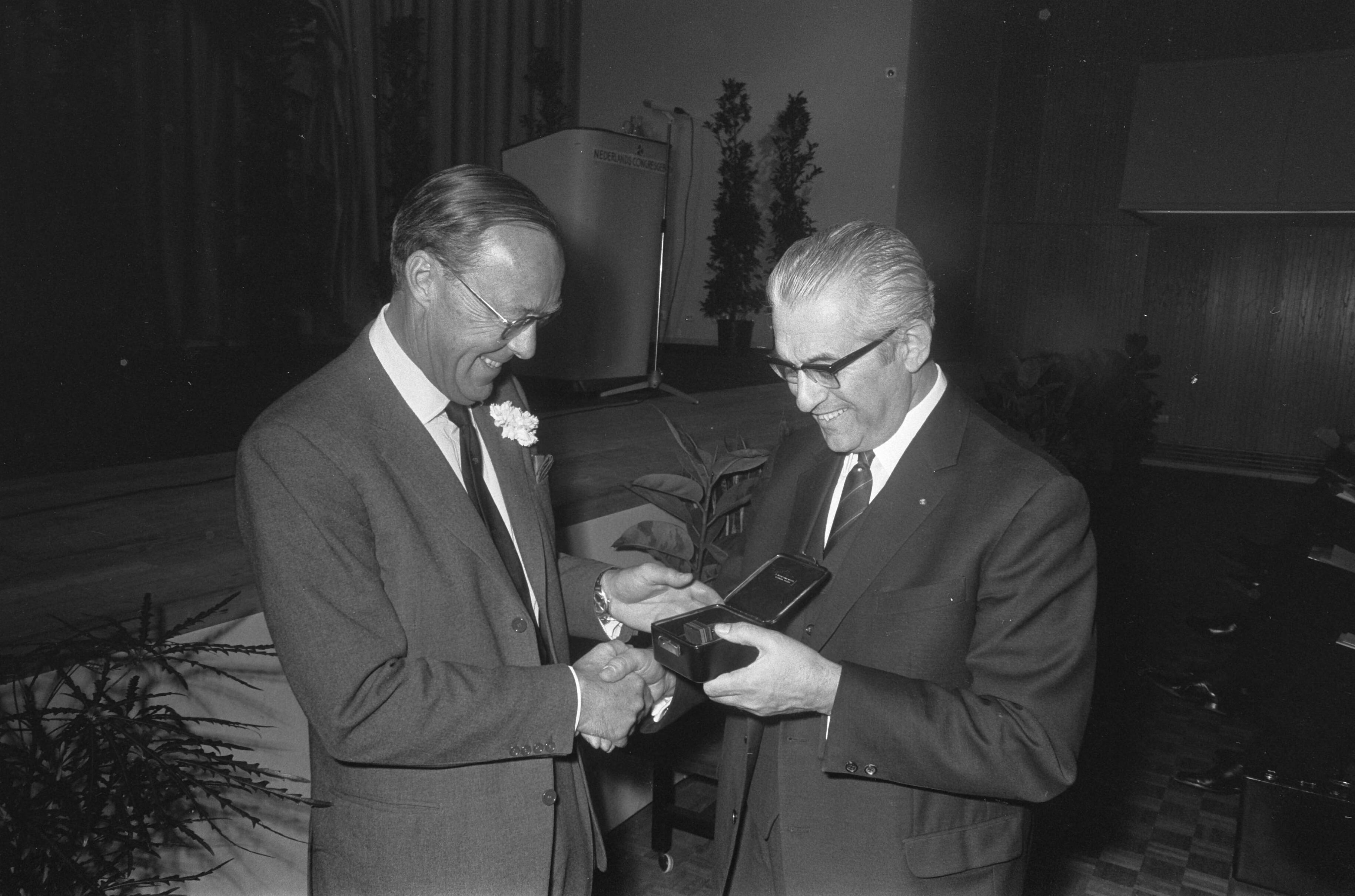 Fotocollectie Anefo — ZKH Pr. Bernhard opende de Groothandelsdag 1968 in het Nederlands Congresgebouw te Den Haag dhr. A. Bosnak , voorz. Ned. Groothndl. bood Bernhard "Gouden Mercurius" — Foto: Evers, Joost / Anefo. Licentie: Set B: Rechtenvrij / Publiek Domein. Bron: Nationaal Archief. http://hdl.handle.net/10648/ab63cf28-d0b4-102d-bcf8-003048976d84