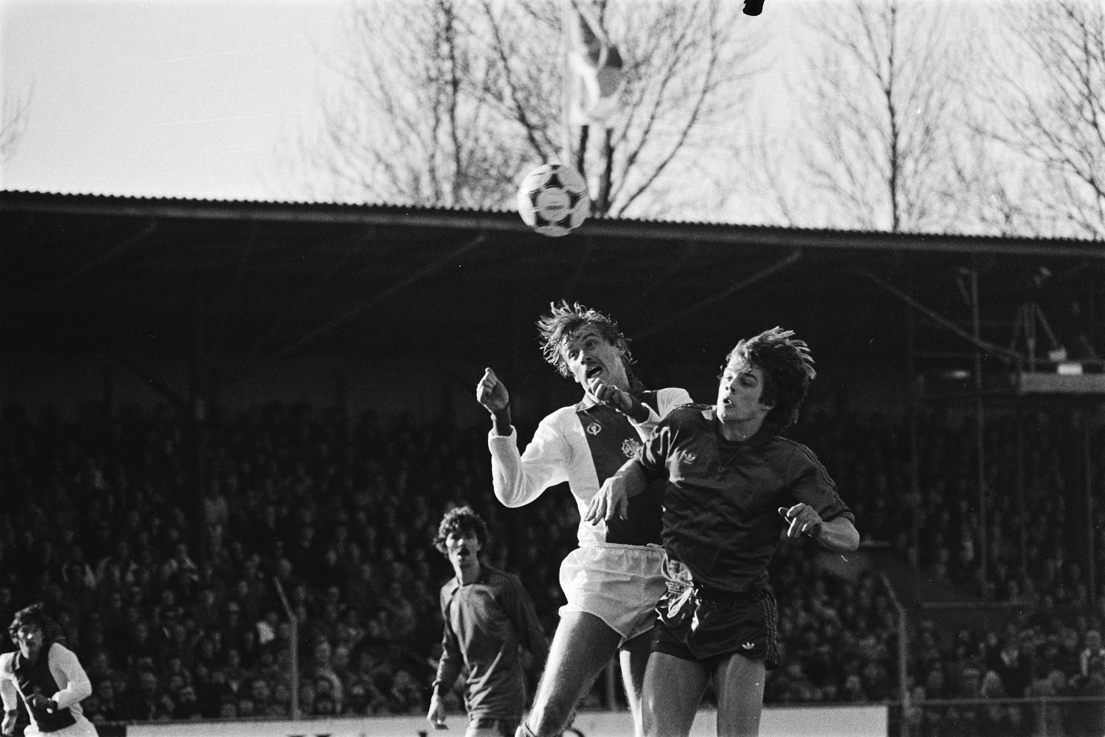 Fotocollectie Anefo — Haarlem tegen Ajax 1-3; Dick Schoenaker (links) in kopduel met Haarlem speler — Foto: Dijk, Hans van / Anefo. Licentie: Set B: Rechtenvrij / Publiek Domein. Bron: Nationaal Archief. http://hdl.handle.net/10648/acd9dd84-d0b4-102d-bcf8-003048976d84