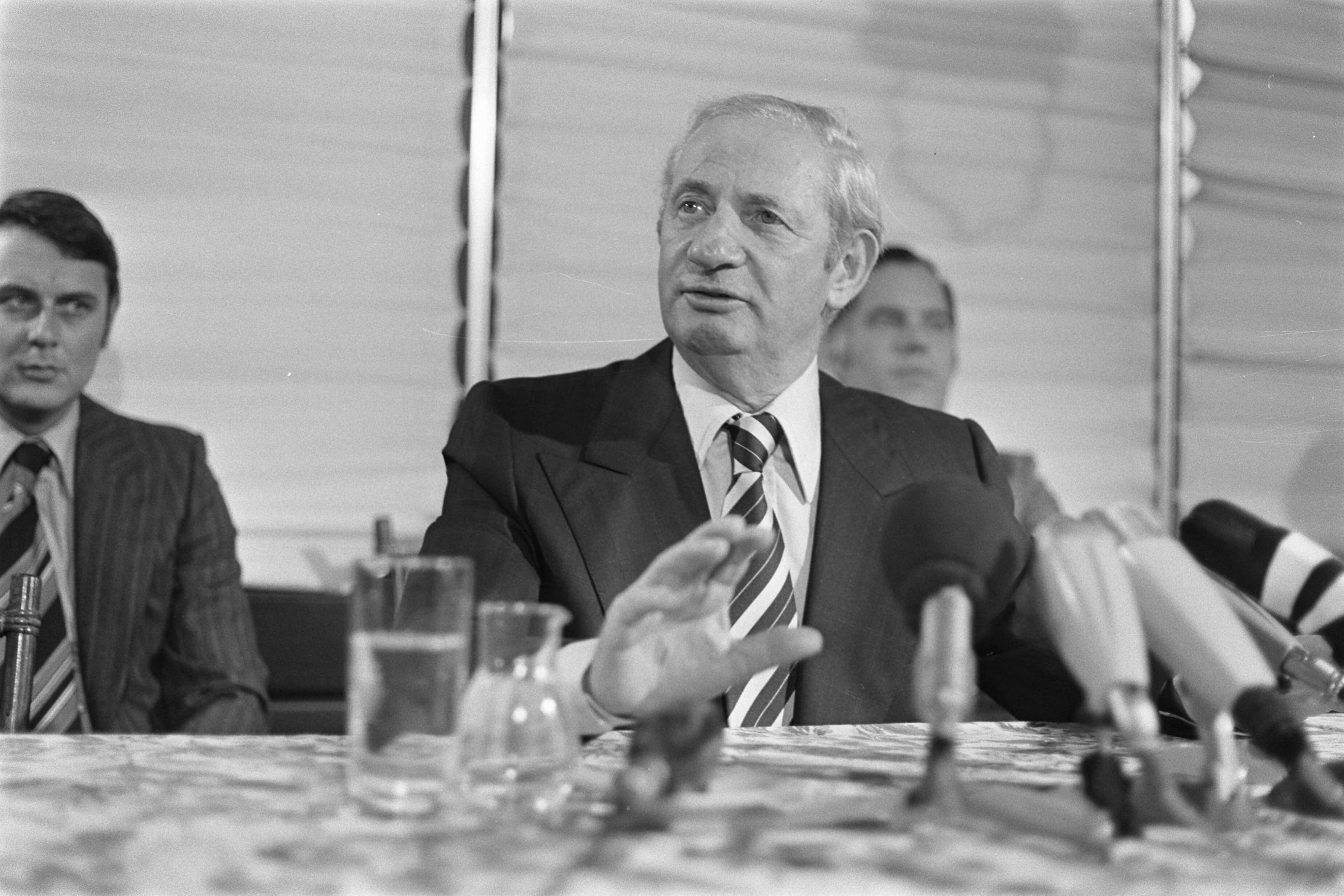 Fotocollectie Anefo — Ontvoerde Caransa vrijgelaten; Caransa tijdens persconferentie in Vinkeveen — Foto: Peters, Hans / Anefo. Licentie: Set B: Rechtenvrij / Publiek Domein. Bron: Nationaal Archief. http://hdl.handle.net/10648/aca59920-d0b4-102d-bcf8-003048976d84