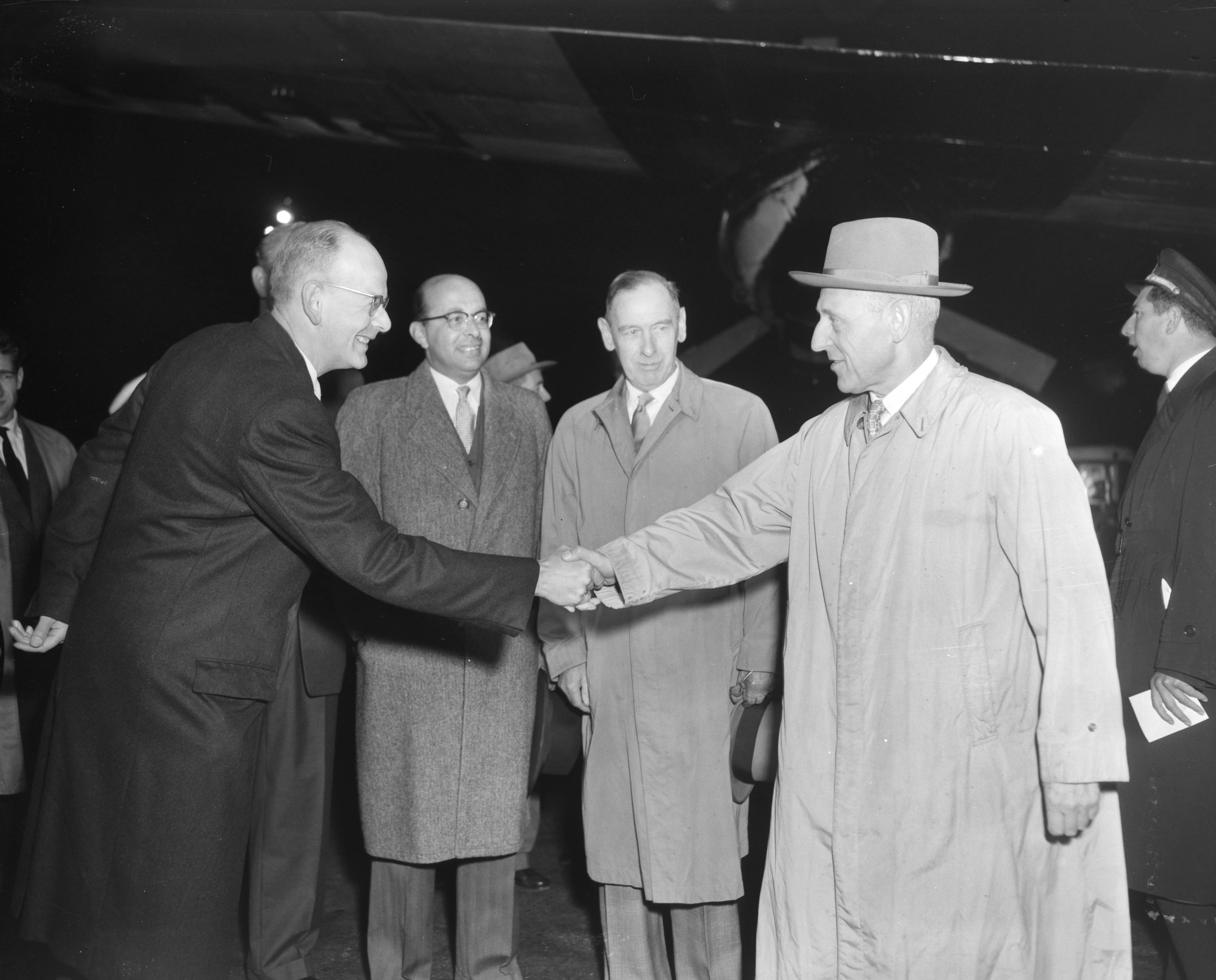 Fotocollectie Anefo — Aankomst van de gouverneur van Suriname, J. van Tilburg, op Schiphol. Hij wordt begroet door informateur prof. De Gaay Fortman (links) — Foto: Pot, Harry / Anefo. Licentie: Set B: Rechtenvrij / Publiek Domein. Bron: Nationaal Archief. http://hdl.handle.net/10648/a94e4a74-d0b4-102d-bcf8-003048976d84