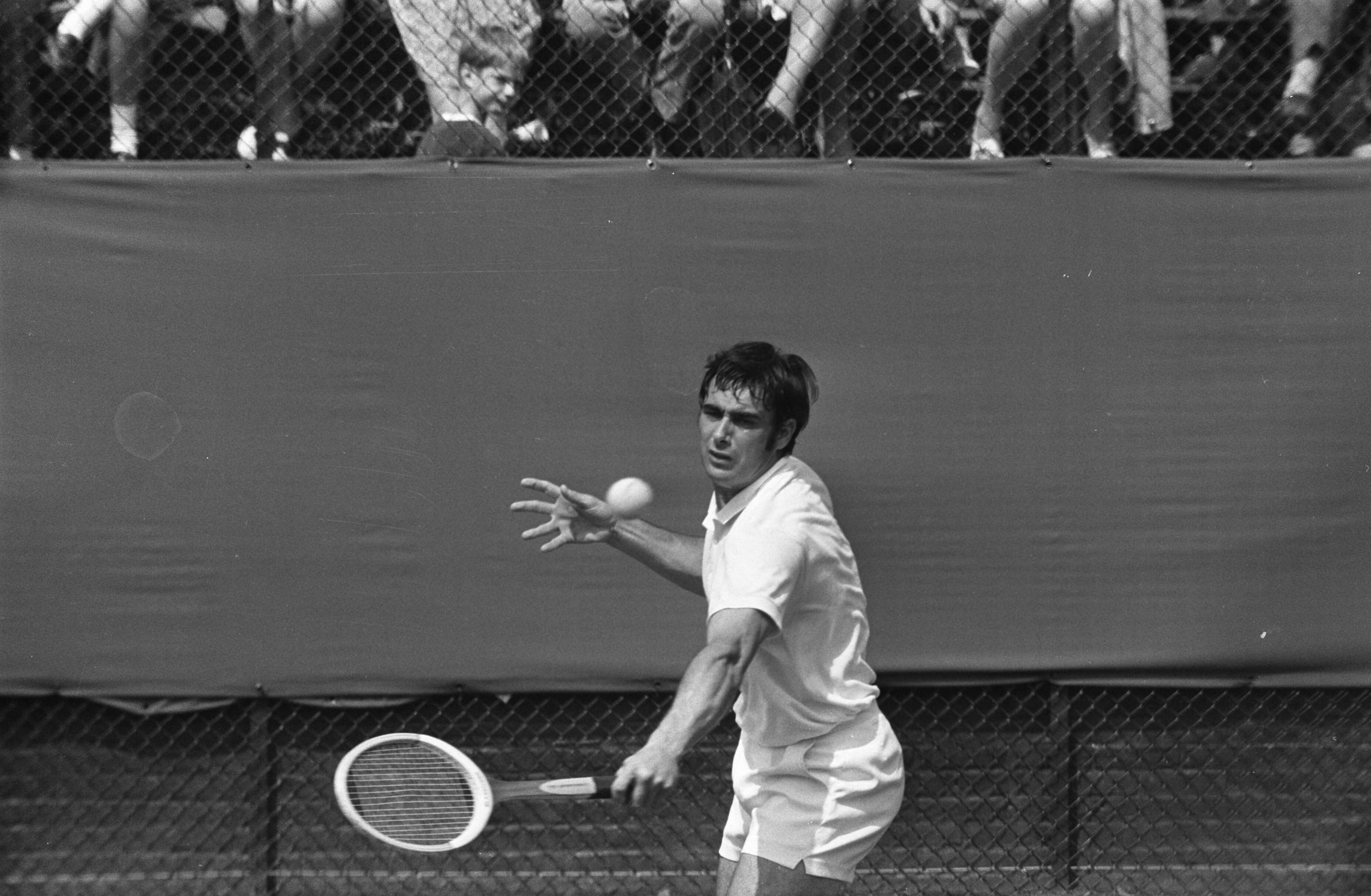 Fotocollectie Anefo — Internationale tenniskampioenschappen te Hilversum ( 't Melkhuisje ); Roger Taylor (Engeland) in aktie — Foto: Koch, Eric / Anefo. Licentie: Set B: Rechtenvrij / Publiek Domein. Bron: Nationaal Archief. http://hdl.handle.net/10648/ab9df766-d0b4-102d-bcf8-003048976d84