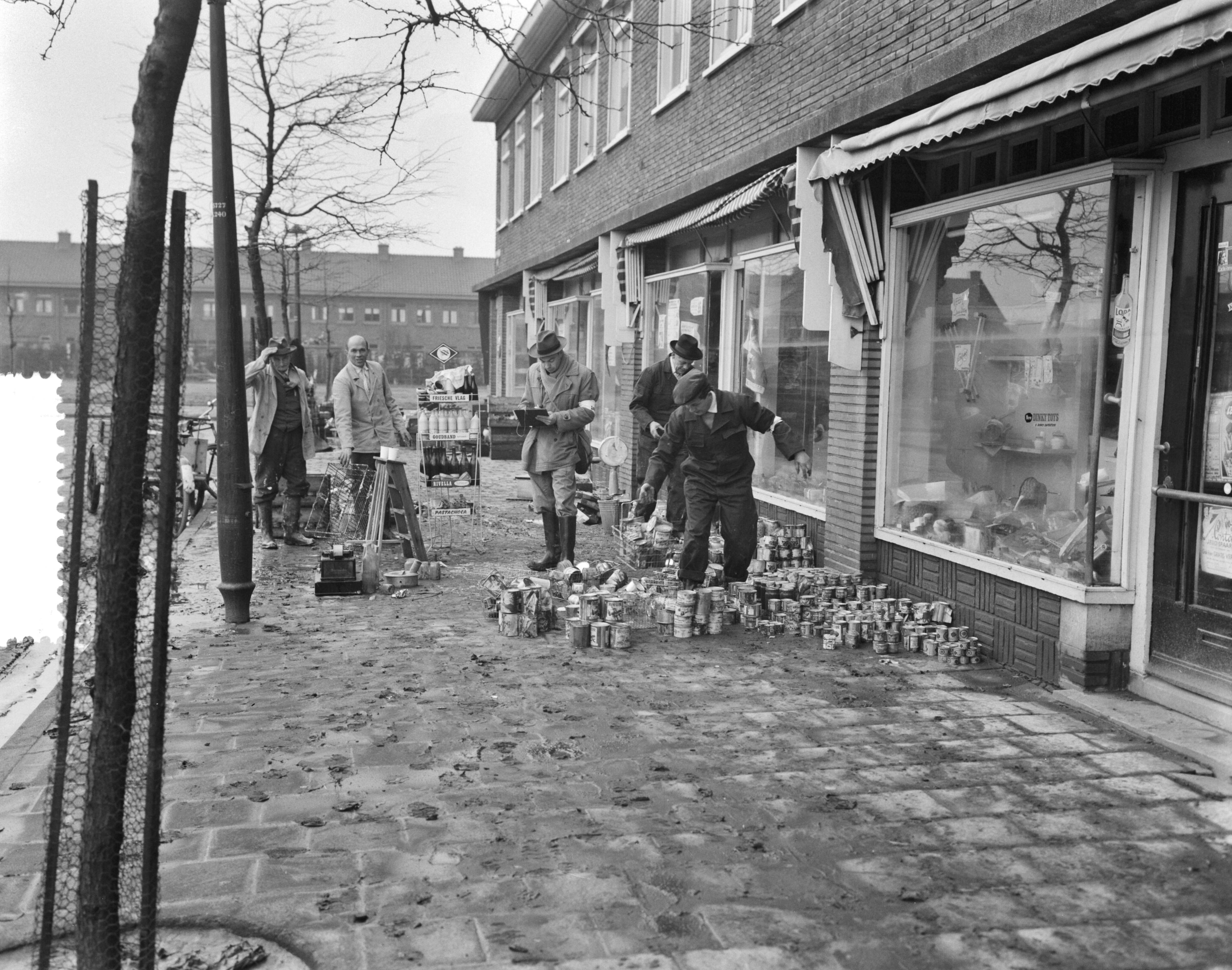 Ramp Tuindorp Oostzaan — Tuindorp Oostzaan maakt schoon schip — Foto: Rossem, Wim van / Anefo. Licentie: Set B: Rechtenvrij / Publiek Domein. Bron: Nationaal Archief. http://hdl.handle.net/10648/a9a680a4-d0b4-102d-bcf8-003048976d84