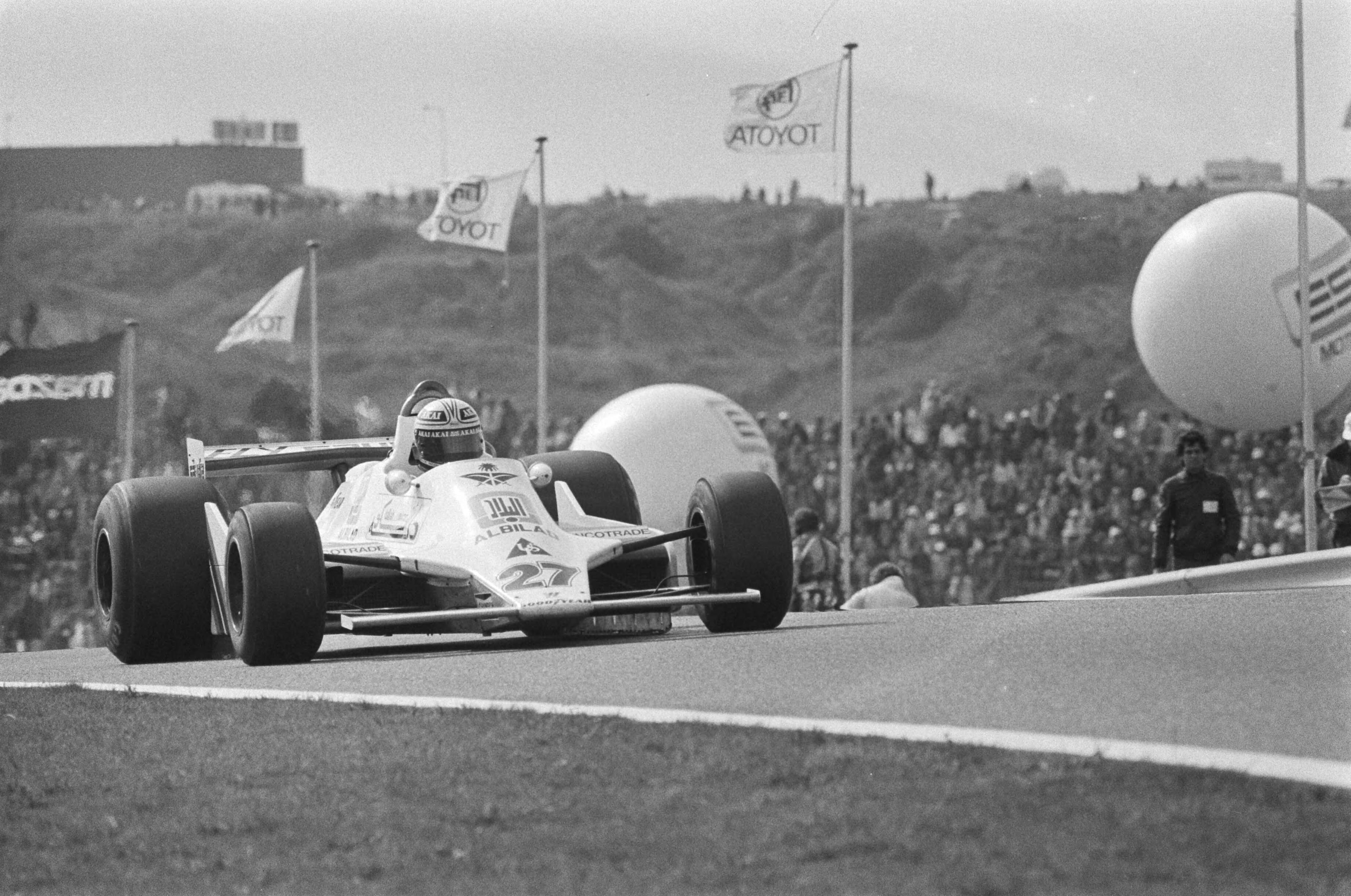 Grand Prix Zandvoort 1979 — Winnaar Alan Jones in aktie — Foto: Suyk, Koen / Anefo. Licentie: Set B: Rechtenvrij / Publiek Domein. Bron: Nationaal Archief. http://hdl.handle.net/10648/accfc5ec-d0b4-102d-bcf8-003048976d84