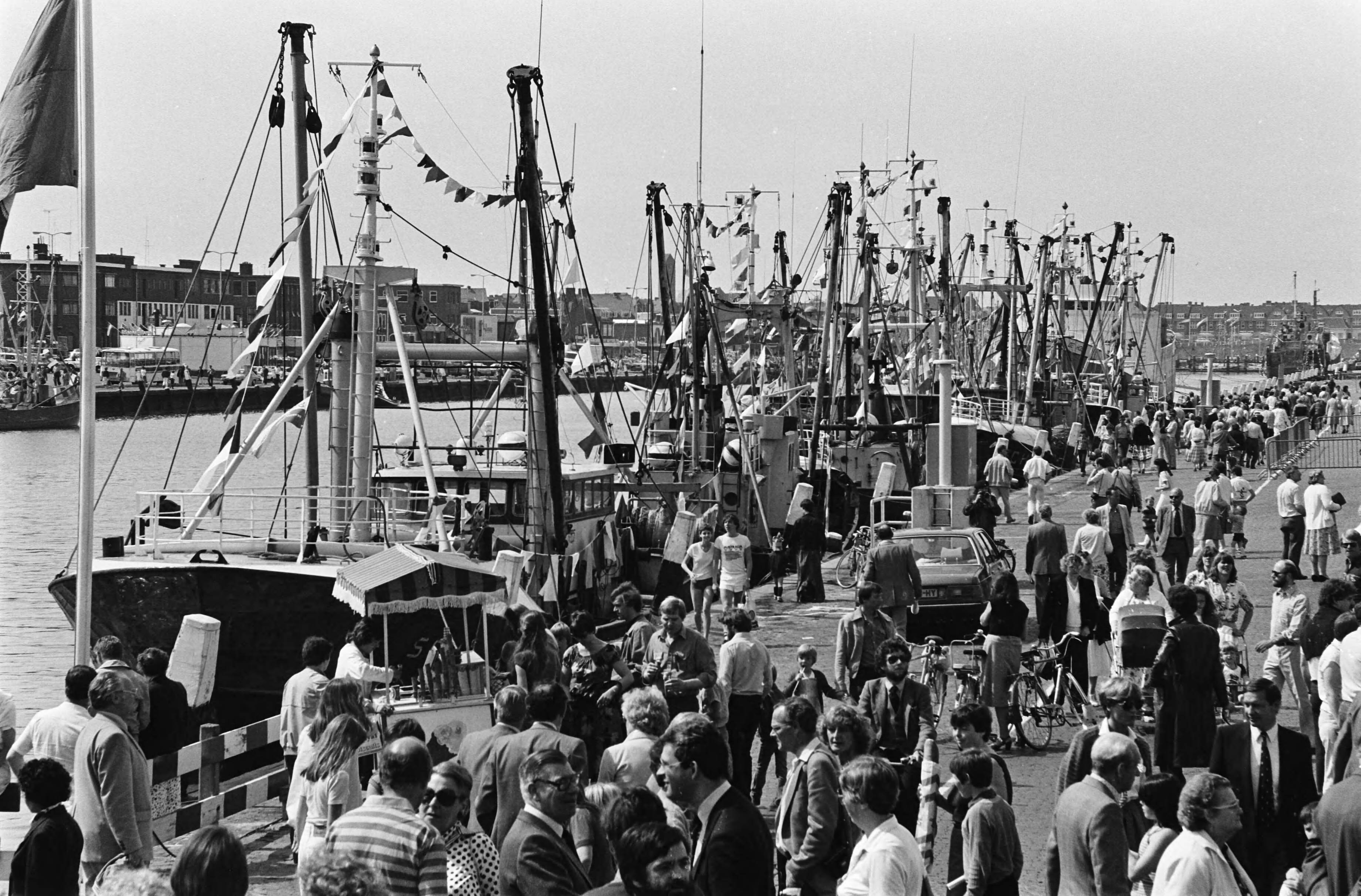 Fotocollectie Anefo — Minister Braks (Landbouw en Visserij) heeft "Vlaggetjesdag" in Scheveningen geopend; — Foto: Dijk, Hans van / Anefo. Licentie: Set B: Rechtenvrij / Publiek Domein. Bron: Nationaal Archief. http://hdl.handle.net/10648/acfcf3a0-d0b4-102d-bcf8-003048976d84