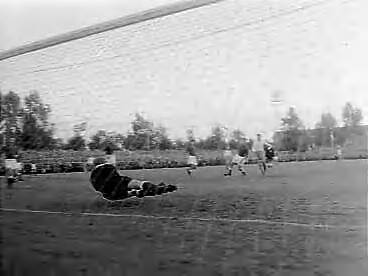 Fotocollectie Anefo — Oefenwedstrijd Nederlands elftal tegen Nedersaksen in Groningen (4-1) — Foto: Pot, Harry / Anefo. Licentie: Set B: Rechtenvrij / Publiek Domein. Bron: Nationaal Archief. http://hdl.handle.net/10648/a968782c-d0b4-102d-bcf8-003048976d84