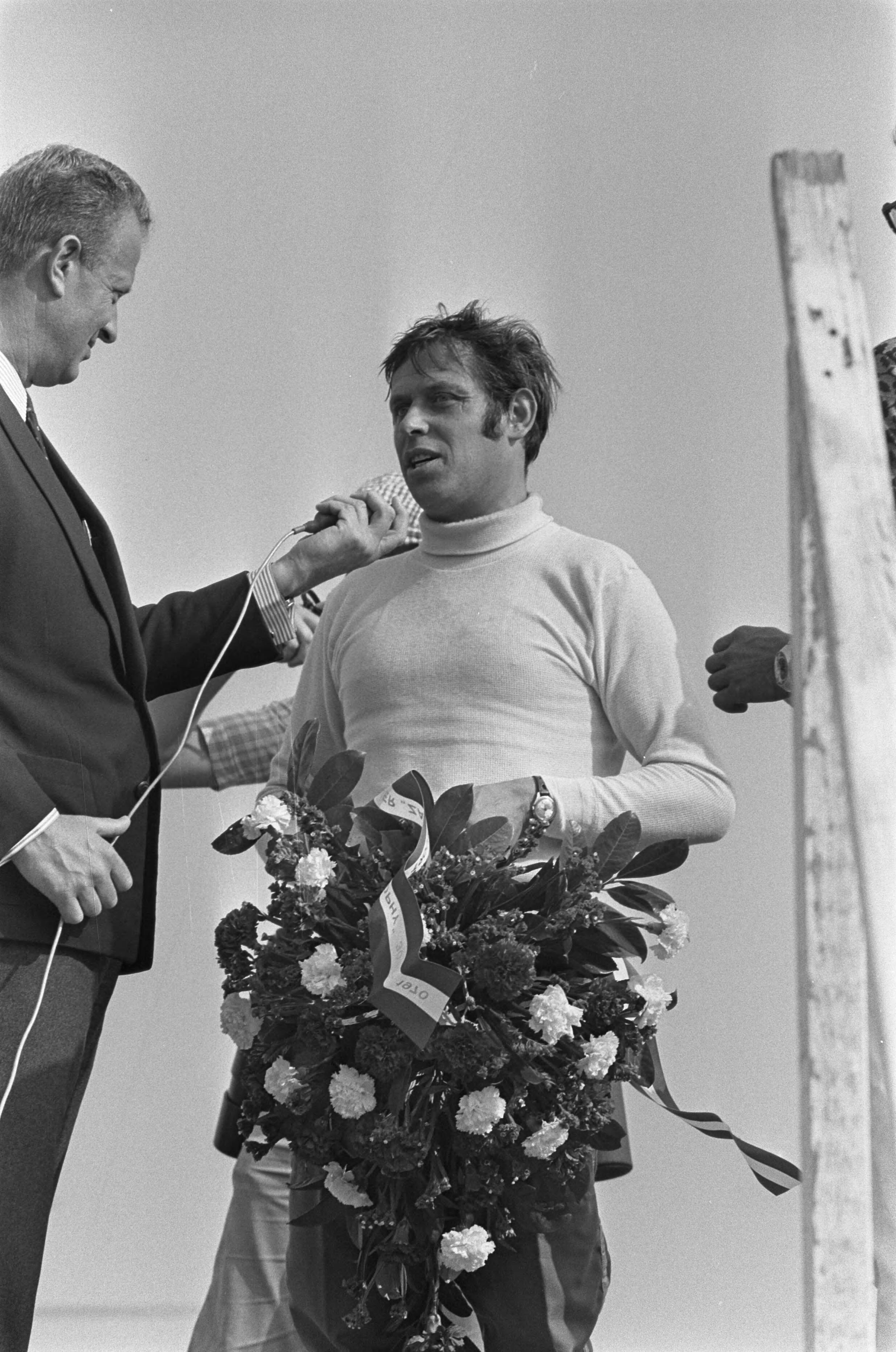Fotocollectie Anefo — Autoraces op circuit Zandvoort, om Zandvoort Trophy ; huldiging Johann Abt — Foto: Evers, Joost / Anefo. Licentie: Set B: Rechtenvrij / Publiek Domein. Bron: Nationaal Archief. http://hdl.handle.net/10648/aba15230-d0b4-102d-bcf8-003048976d84