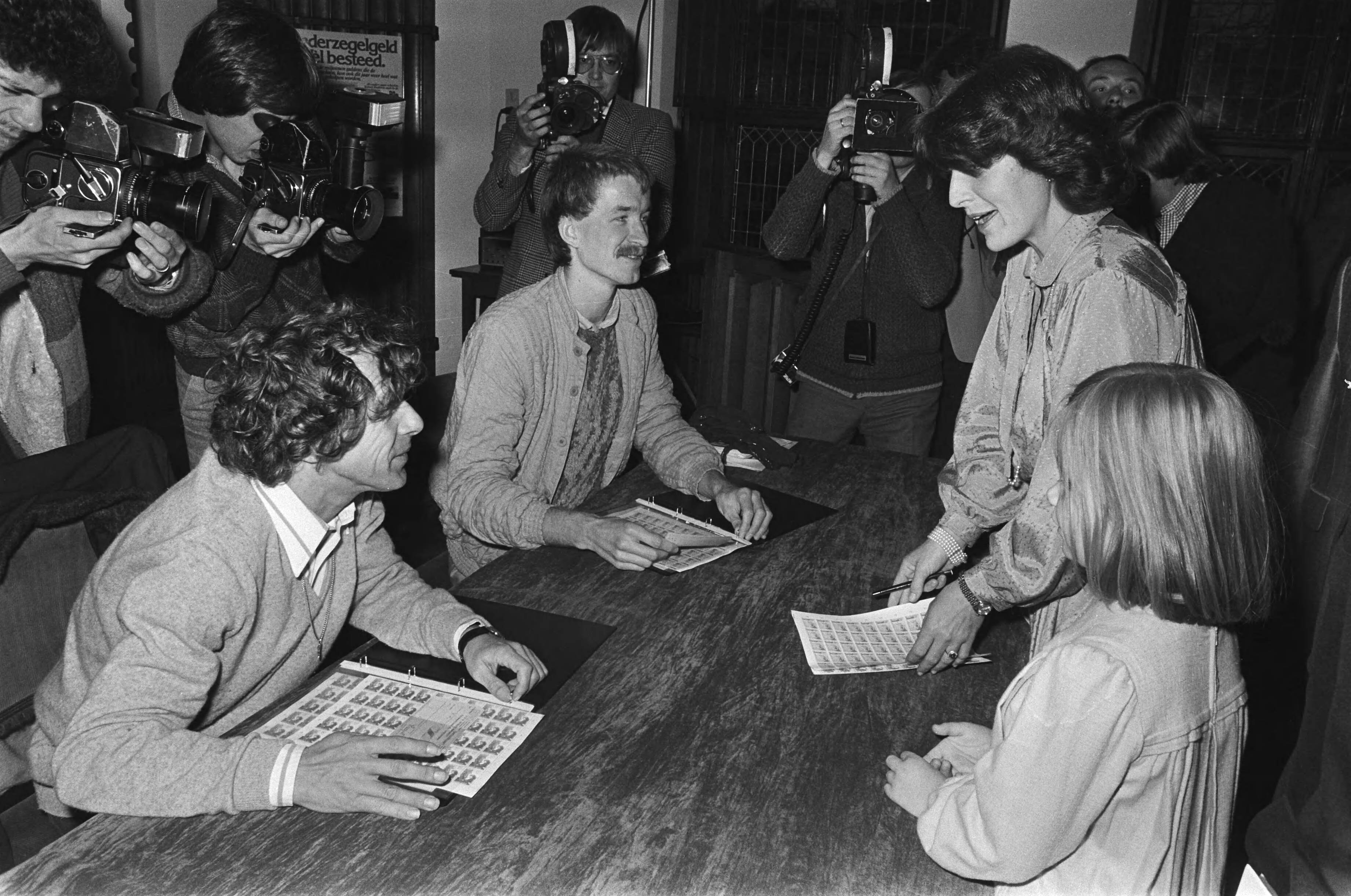 Fotocollectie Anefo — Prinses Margriet heeft in Den Haag de eerste aankoop gedaan van kinderpostzegels 1980, Prinses Margriet koopt de zegels aan de tafel — Foto: Bogaerts, Rob / Anefo. Licentie: Set B: Rechtenvrij / Publiek Domein. Bron: Nationaal Archief. http://hdl.handle.net/10648/aced6f02-d0b4-102d-bcf8-003048976d84