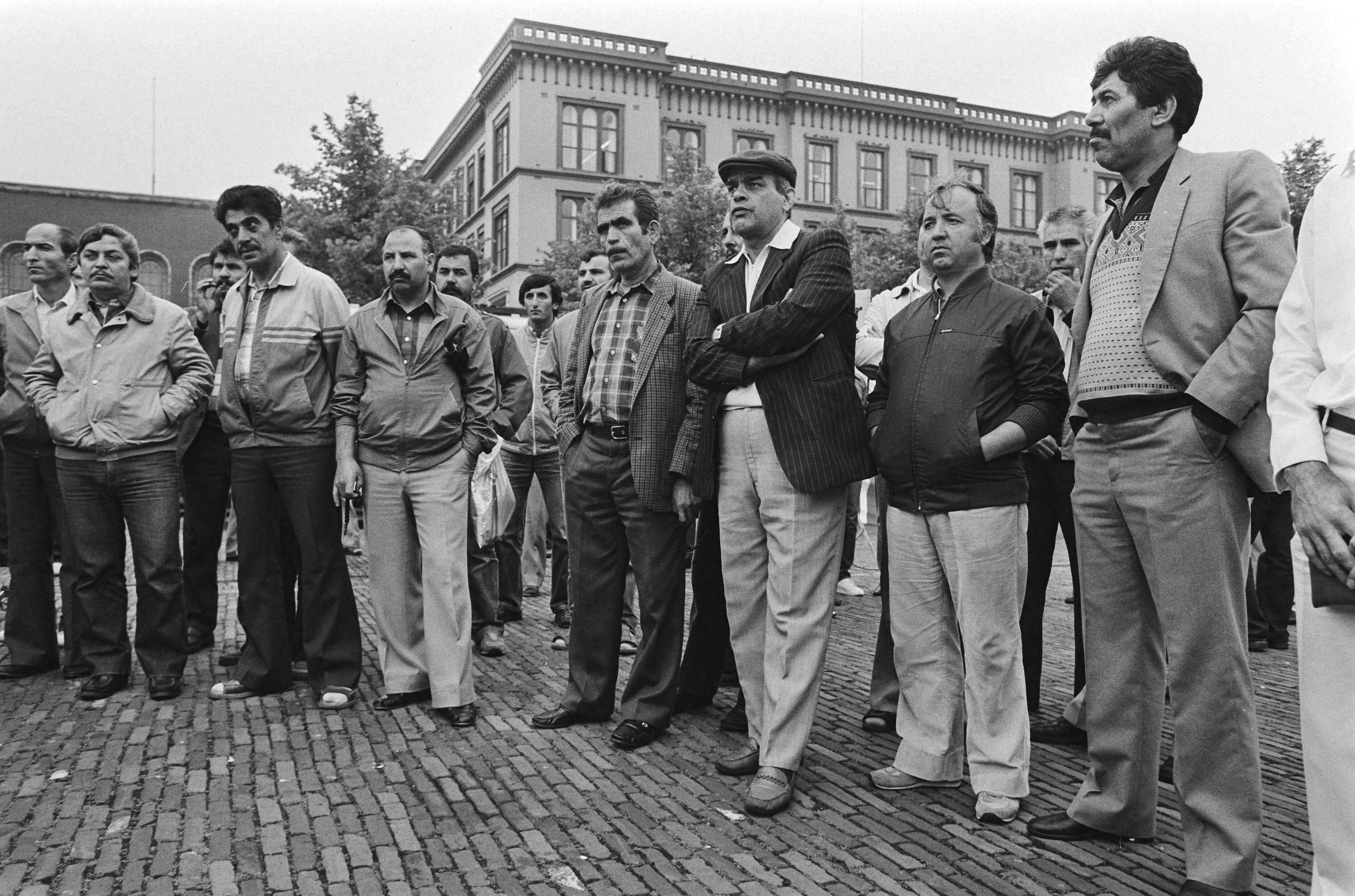 Fotocollectie Anefo — Protest buitenlandse werknemers tijdens behandeling "Remigratienotitie" Den Haag — Foto: Croes, Rob C. / Anefo. Licentie: Set B: Rechtenvrij / Publiek Domein. Bron: Nationaal Archief. http://hdl.handle.net/10648/ad475fbc-d0b4-102d-bcf8-003048976d84