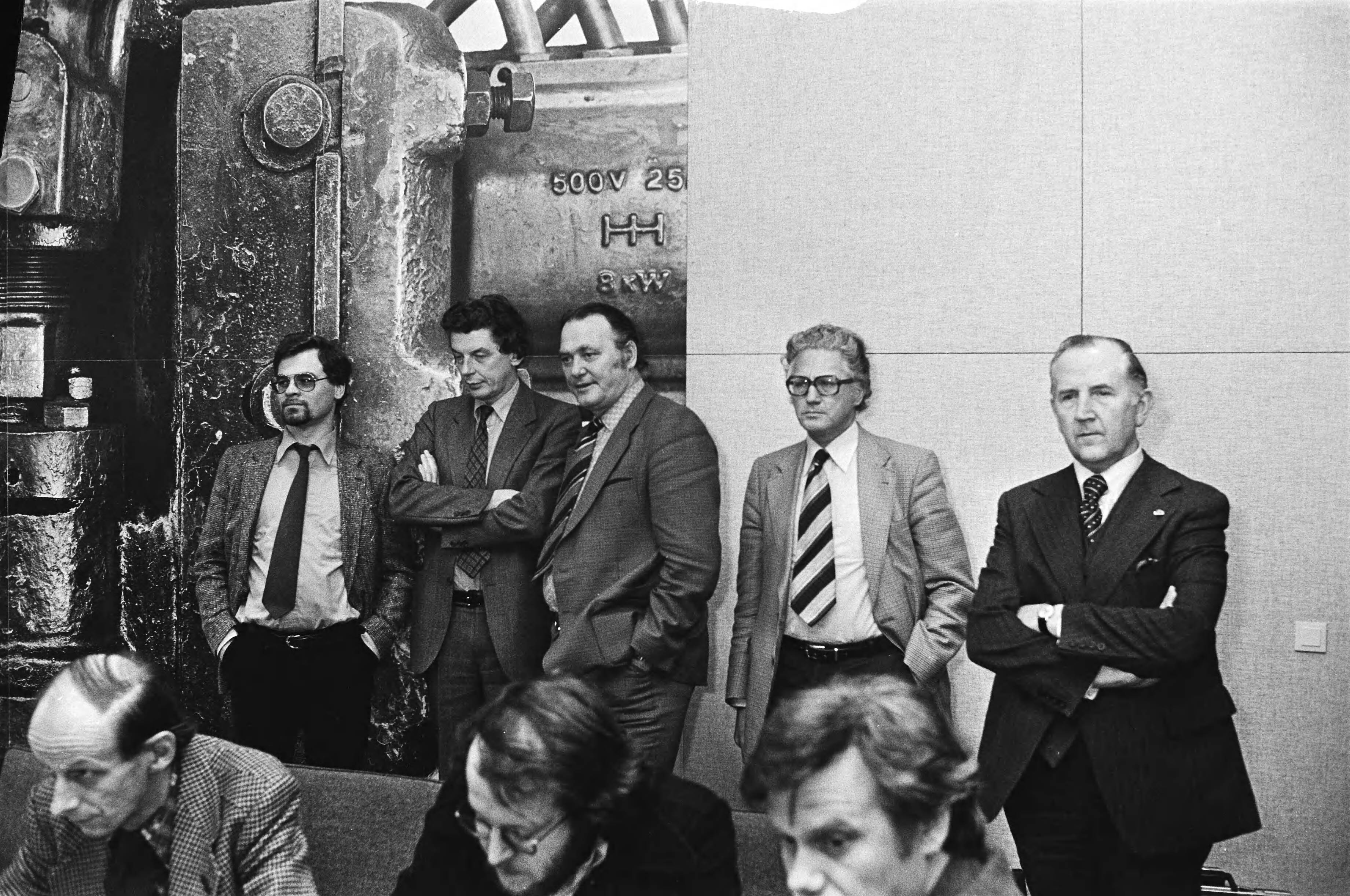 Fotocollectie Anefo — Loonoverleg met regering in SER Den Haag ; Kok (FNV), v.d. Meulen (voorzitter CNV) en v. Veen (voorzitter VNO) — Foto: Suyk, Koen / Anefo. Licentie: Set B: Rechtenvrij / Publiek Domein. Bron: Nationaal Archief. http://hdl.handle.net/10648/acd7e6a0-d0b4-102d-bcf8-003048976d84