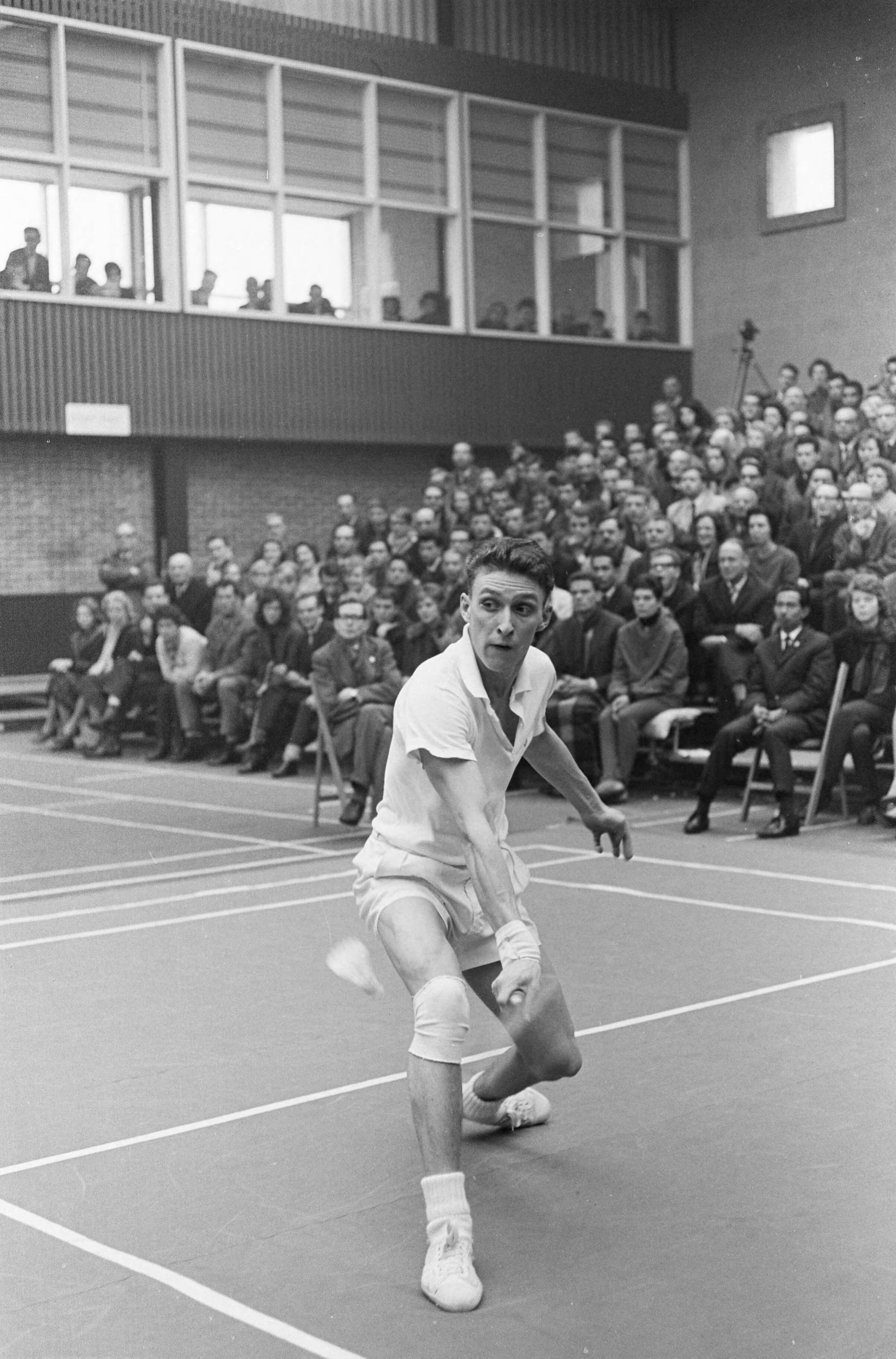 Fotocollectie Anefo — Internationale Badmintonkampioenschappen te Haarlem. Hening Borch (Denemarken) tijdens de finale — Foto: Pot, Harry / Anefo. Licentie: Set B: Rechtenvrij / Publiek Domein. Bron: Nationaal Archief. http://hdl.handle.net/10648/aa293aa8-d0b4-102d-bcf8-003048976d84
