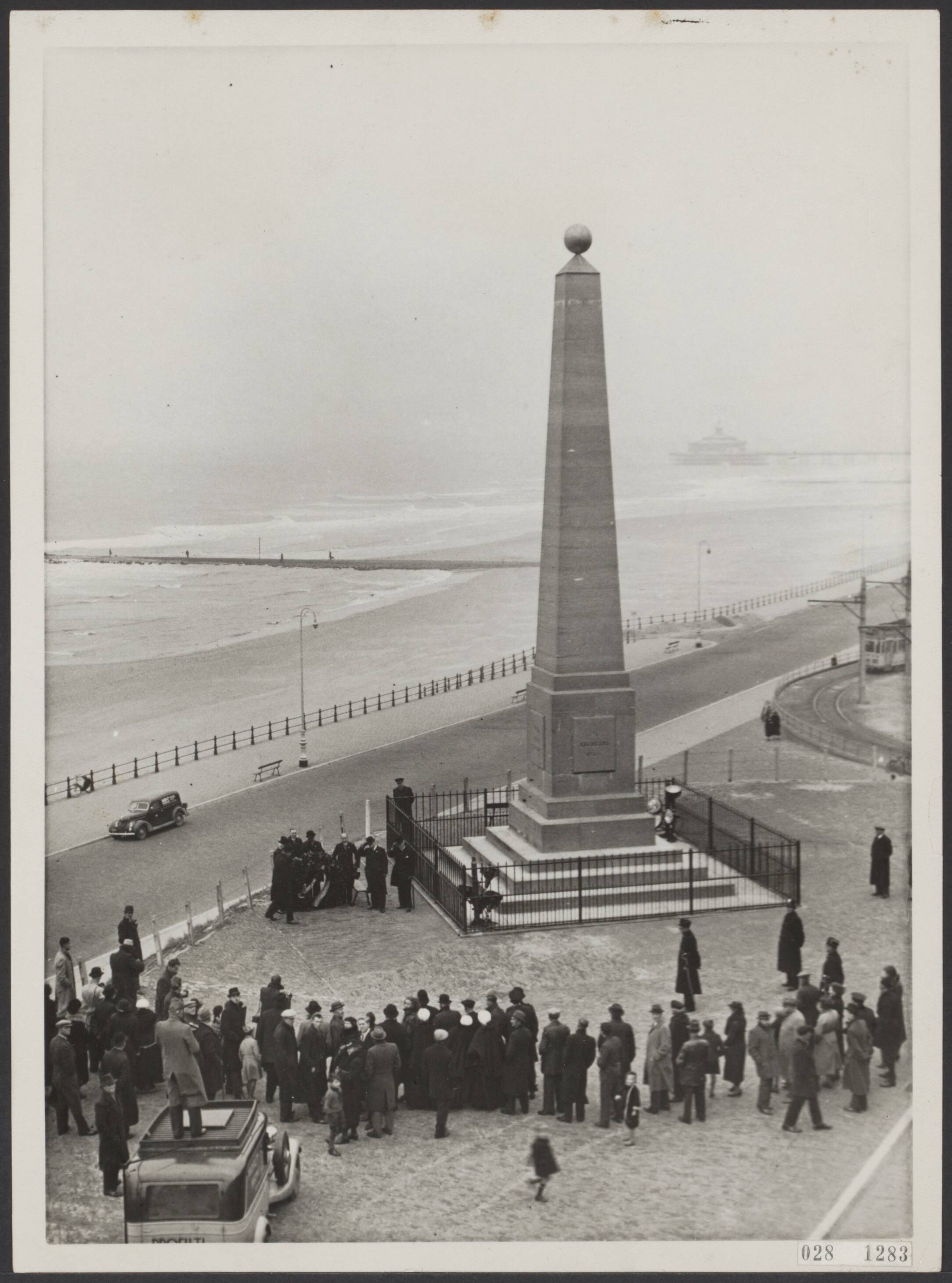 Fotocollectie Elsevier Binnenland — Kranslegging bij gedenkteken ter herinnering aan de landing van de prins van Oranje te Scheveningen — Foto: N.V. Polygoon. Licentie: Set B: Rechtenvrij / Publiek Domein. Bron: Nationaal Archief. http://hdl.handle.net/10648/ade04ce0-d0b4-102d-bcf8-003048976d84