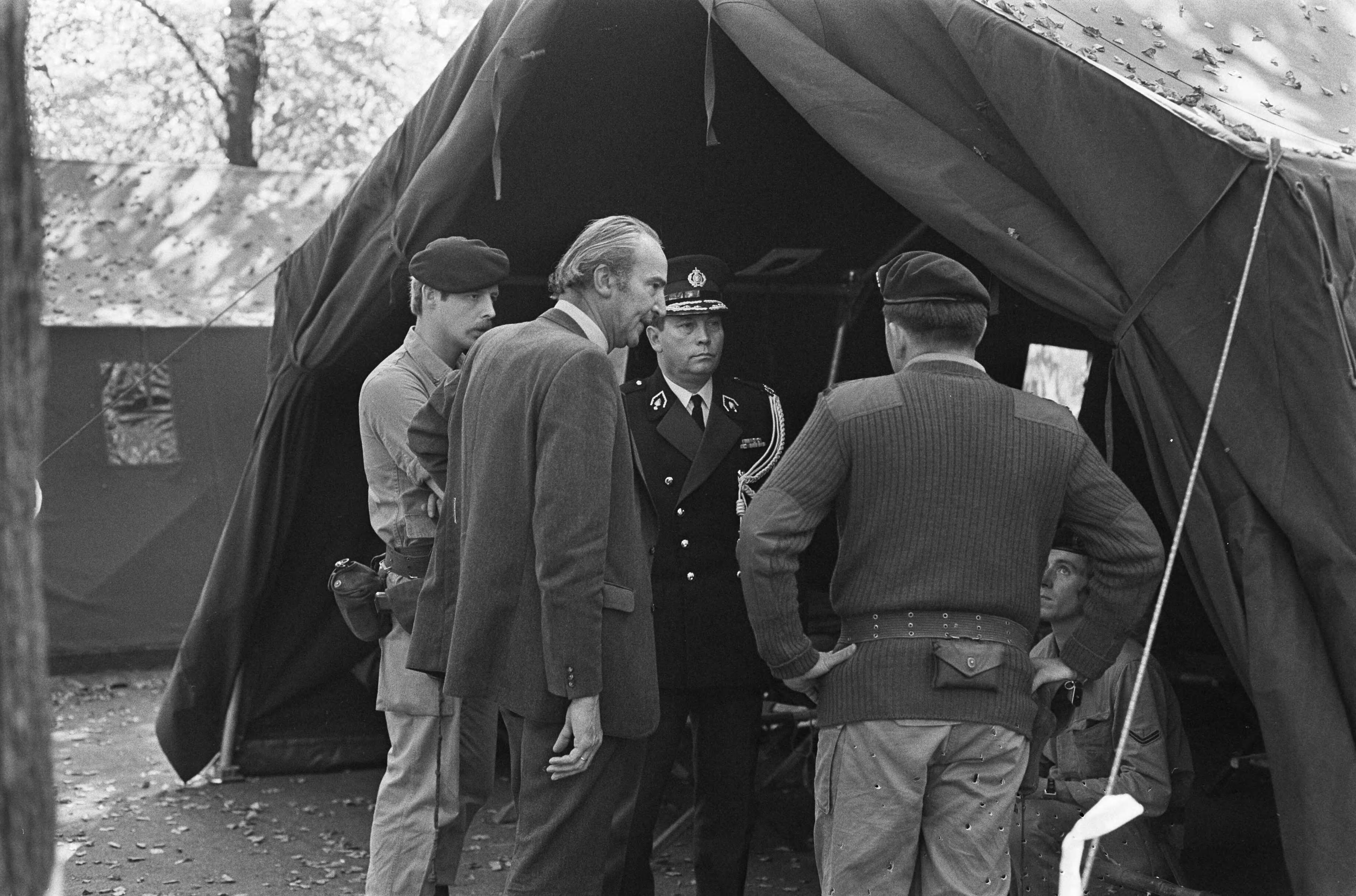 Fotocollectie Anefo — Gijzeling in Den Haag ; minister Vredeling (defensie) bezoekt militairen — Foto: Mieremet, Rob / Anefo. Licentie: Set B: Rechtenvrij / Publiek Domein. Bron: Nationaal Archief. http://hdl.handle.net/10648/ac5566ee-d0b4-102d-bcf8-003048976d84