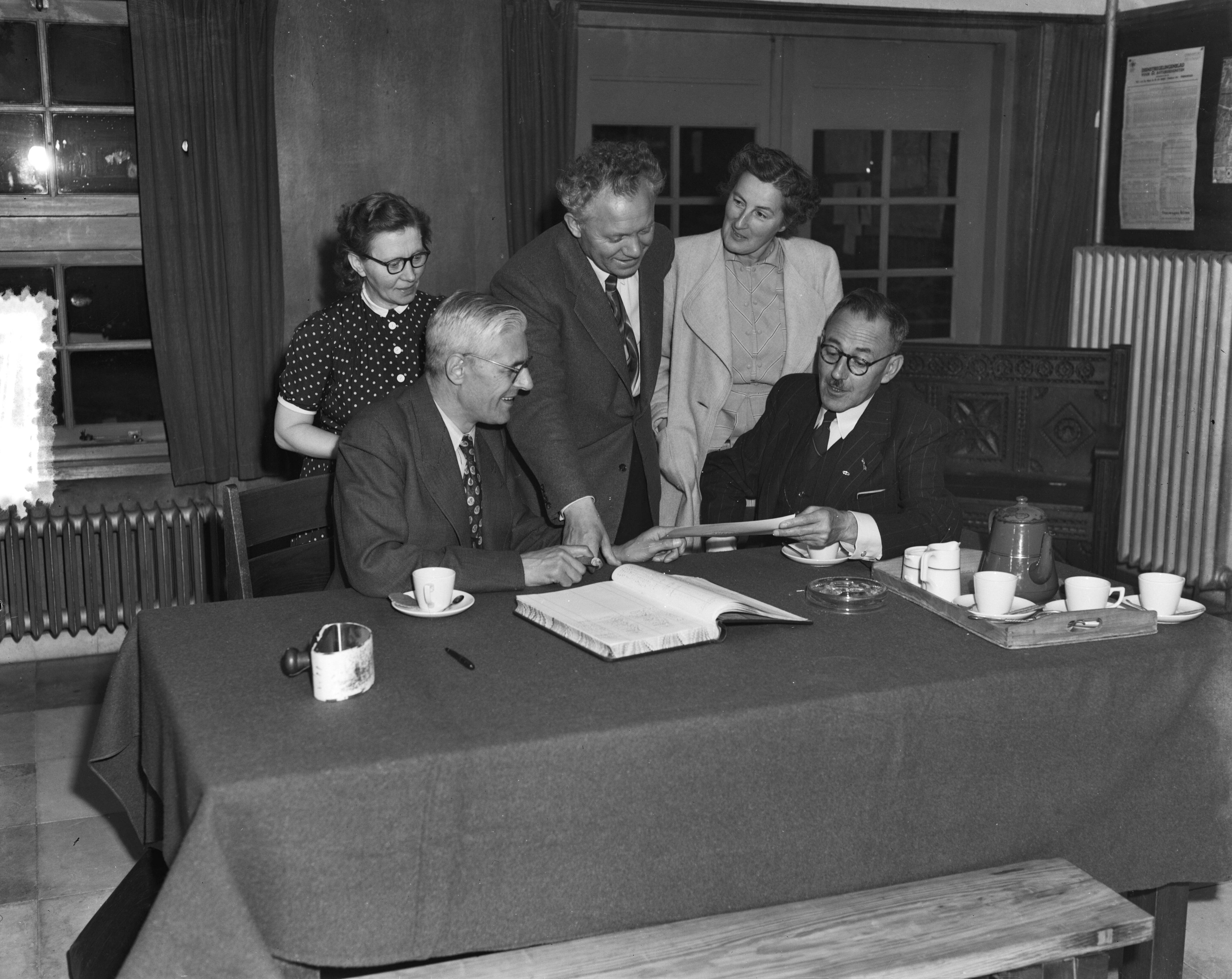 Vergadering Nederlands Christelijke Bond van Werknemers in de Textiel- en Kledingbedrijven te Zeist — Tweedaags congres van de Nederlandse Christelijke Bond van Werknemers in de Textiel- en Kledingbedrijven "Unitas" in conferentieoord Woudschoten te Zeist — Foto: Consenheim, Wim / Anefo. Licentie: Set B: Rechtenvrij / Publiek Domein. Bron: Nationaal Archief. http://hdl.handle.net/10648/a8fbc4a2-d0b4-102d-bcf8-003048976d84