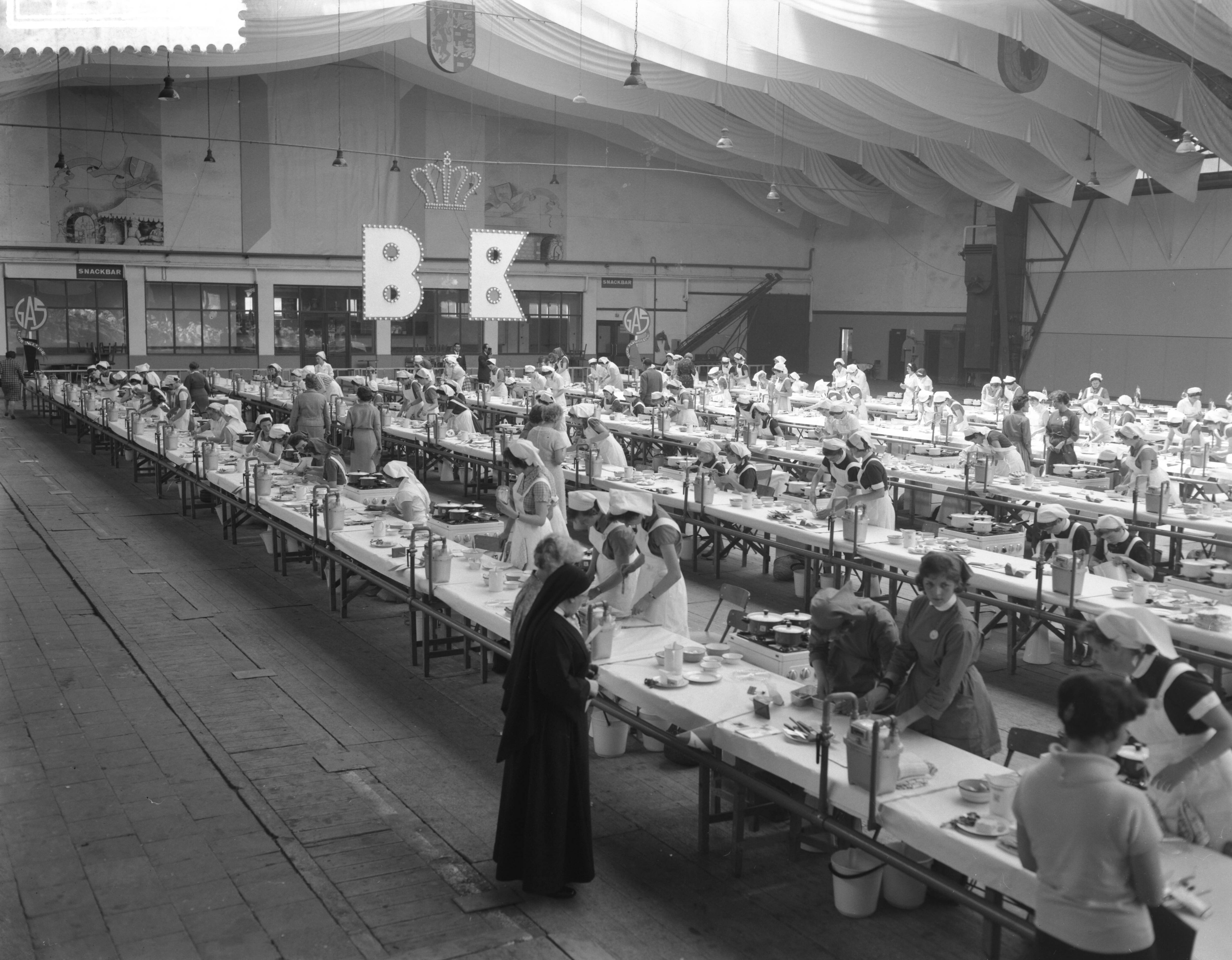 Fotocollectie Anefo — Kookwedstrijden Den Haag (Opdracht B. K. te Kampen) — Foto: Bilsen, Joop van / Anefo. Licentie: Set B: Rechtenvrij / Publiek Domein. Bron: Nationaal Archief. http://hdl.handle.net/10648/a9d29284-d0b4-102d-bcf8-003048976d84