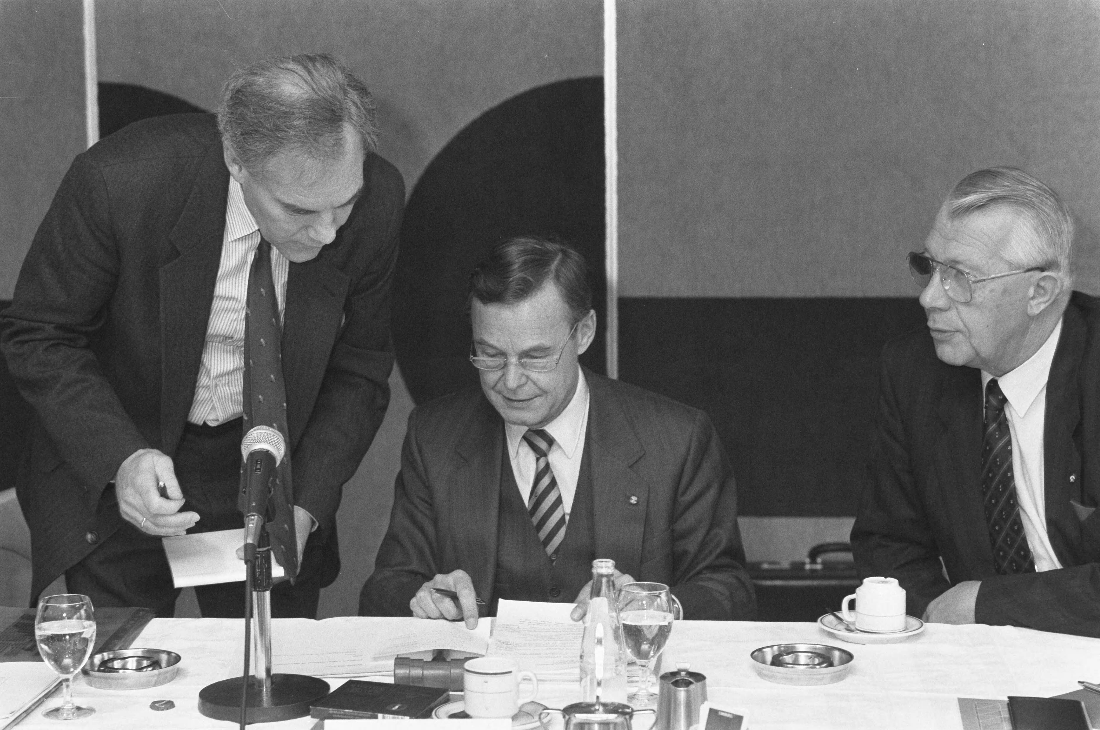 Fotocollectie Anefo — Opdracht Financieel Dagblad ; aandeelhoudersvergadering van Twijnstra en Gudde in Deventer — Foto: Croes, Rob C. / Anefo. Licentie: Set B: Rechtenvrij / Publiek Domein. Bron: Nationaal Archief. http://hdl.handle.net/10648/ad69df1a-d0b4-102d-bcf8-003048976d84