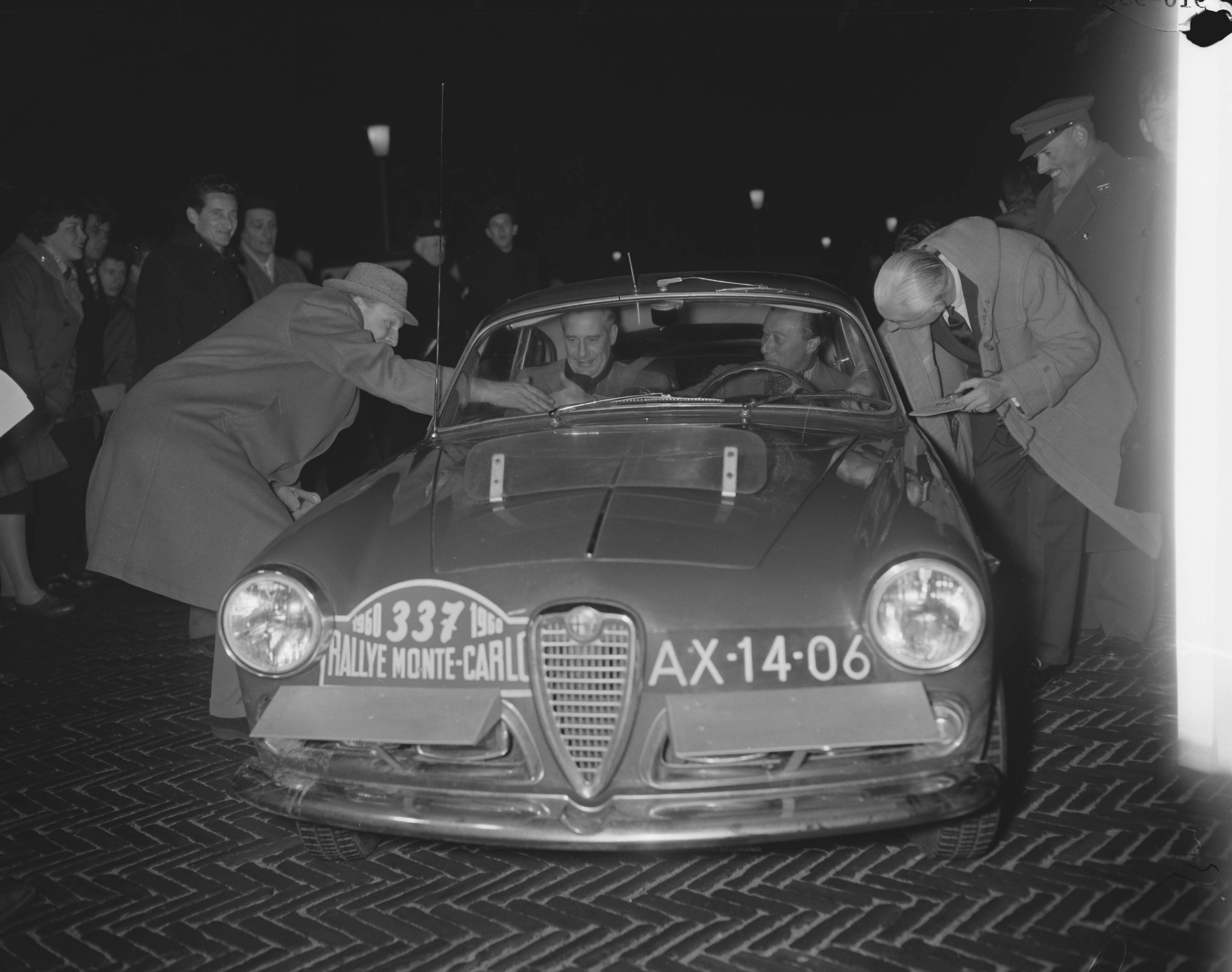 Rallye van Monte Carlo 1960 — Rallye Monte Carlo 1960. Vertrek uit Den Haag [deelnemer 337 René Borgerhoff Mulder en Jacob den Hollander met een Alfa Romeo Giullietta Sprint — Foto: Bilsen, Joop van / Anefo. Licentie: Set B: Rechtenvrij / Publiek Domein. Bron: Nationaal Archief. http://hdl.handle.net/10648/a9a610ba-d0b4-102d-bcf8-003048976d84