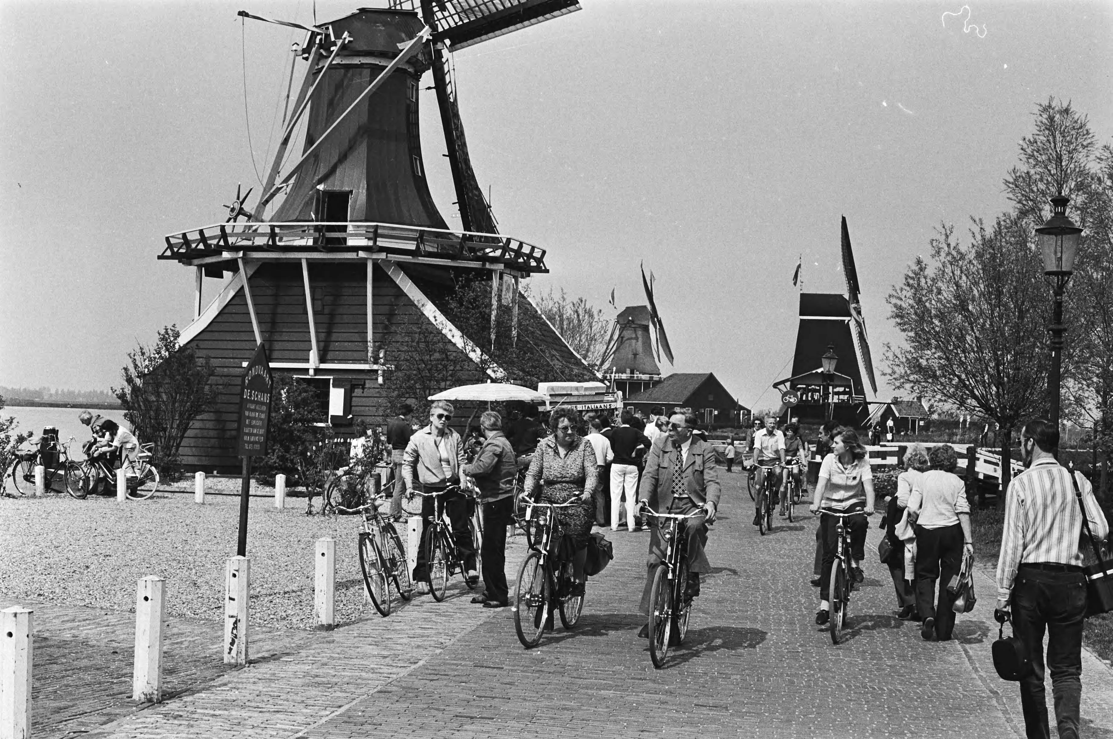 Fotocollectie Anefo — Bezoekers van de nationale molendag en deelnemers aan de de landelijke fietsdag zijn aanwezig op de Zaanse Schans te Zaandam — Foto: Antonisse, Marcel / Anefo. Licentie: Set B: Rechtenvrij / Publiek Domein. Bron: Nationaal Archief. http://hdl.handle.net/10648/acfb4e42-d0b4-102d-bcf8-003048976d84