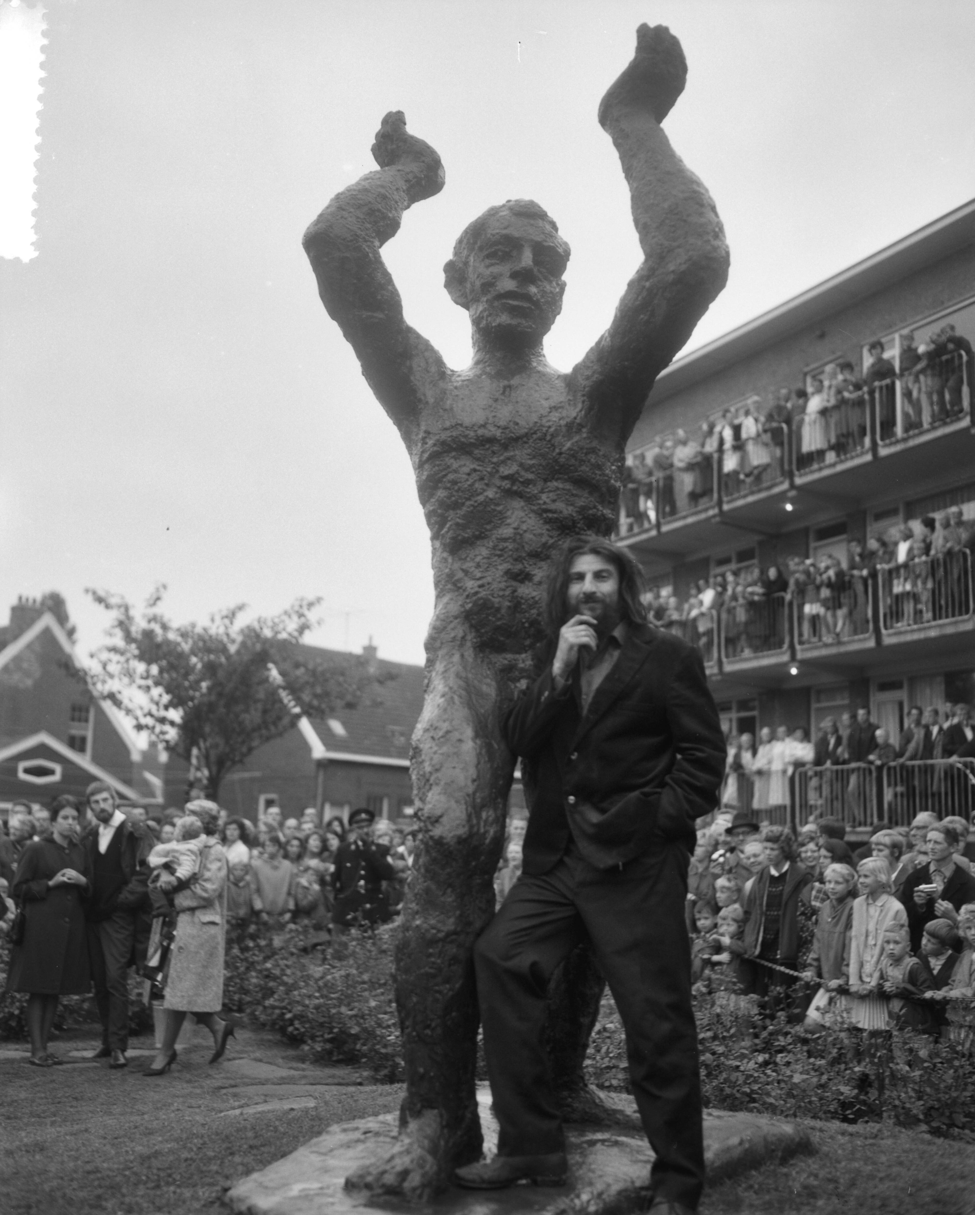 Fotocollectie Anefo — Onthulling beeld "Pourquoi" van beeldhouwer Miletic — Foto: Bilsen, Joop van / Anefo. Licentie: Set B: Rechtenvrij / Publiek Domein. Bron: Nationaal Archief. http://hdl.handle.net/10648/aa734d82-d0b4-102d-bcf8-003048976d84