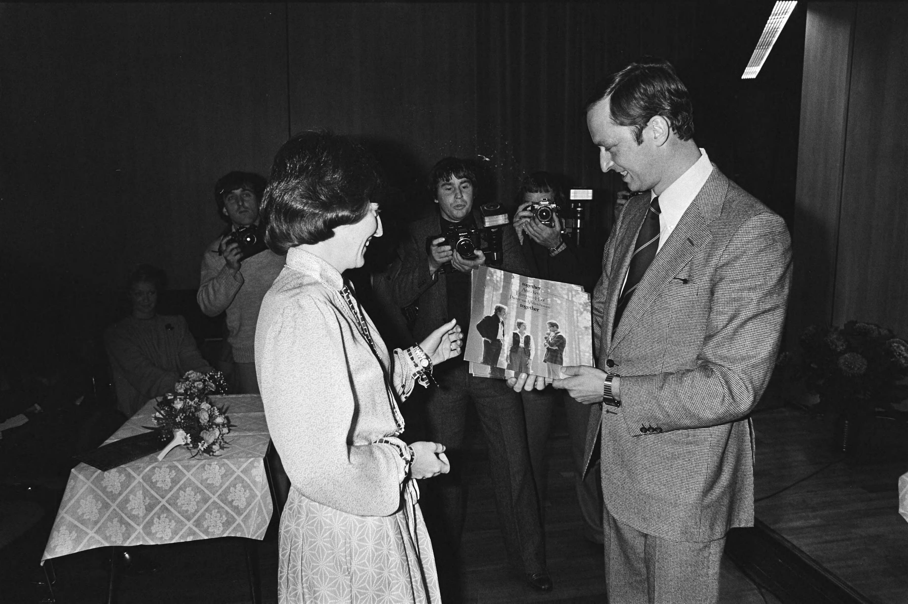 Prinses Margret ontvangt 1e exemplaar LP van P. van Vollenhoven , uit handen van Phonogram directeur Barents — Prinses Margriet krijgt de grammofoonplaat overhandigd door de heer Barents — Foto: Suyk, Koen / Anefo. Licentie: Set B: Rechtenvrij / Publiek Domein. Bron: Nationaal Archief. http://hdl.handle.net/10648/acd49388-d0b4-102d-bcf8-003048976d84