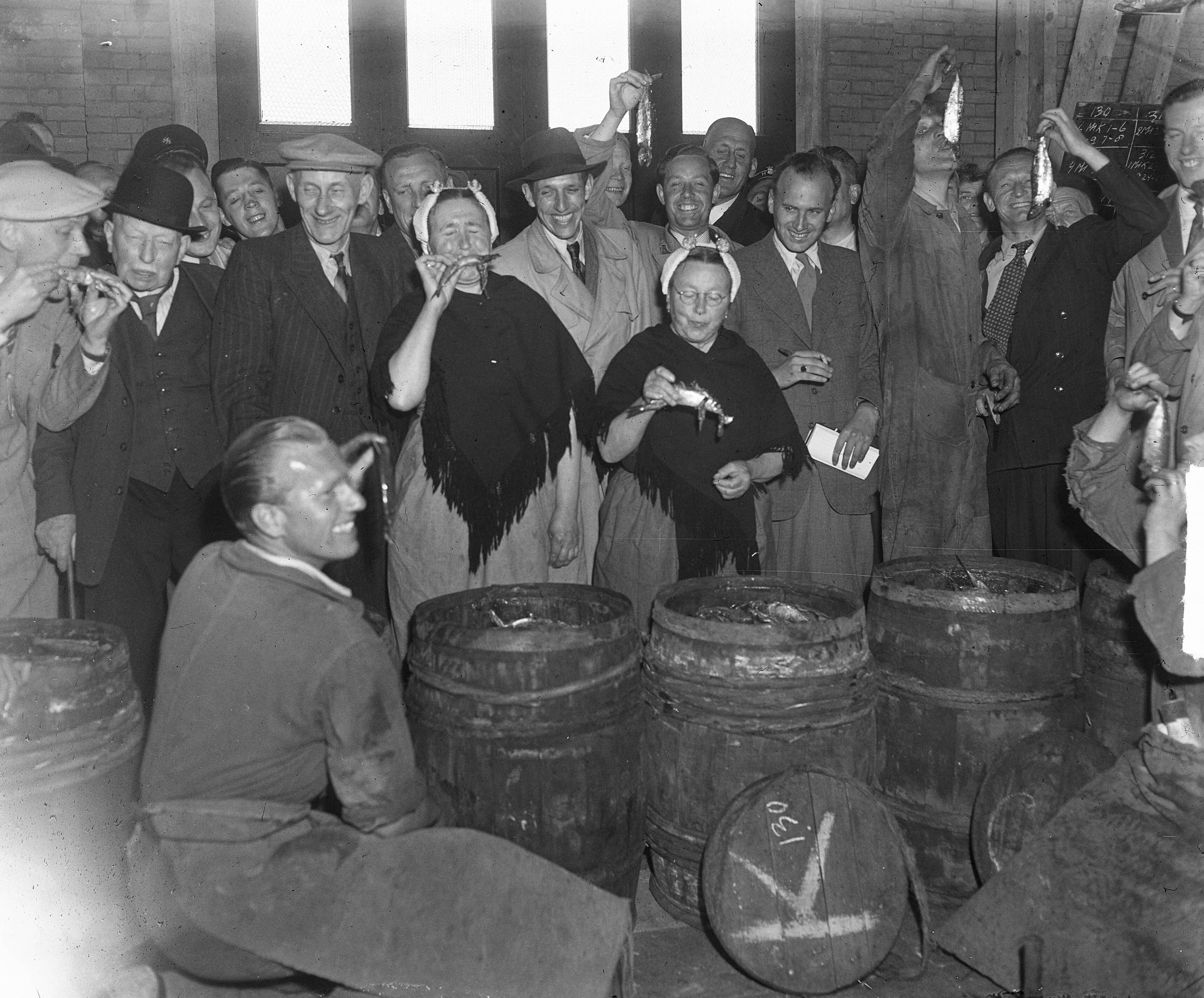 Fotocollectie Anefo — Nieuwe haring in Scheveningen — Foto: Winterbergen, Rolf / Anefo. Licentie: Set B: Rechtenvrij / Publiek Domein. Bron: Nationaal Archief. http://hdl.handle.net/10648/a8da642e-d0b4-102d-bcf8-003048976d84