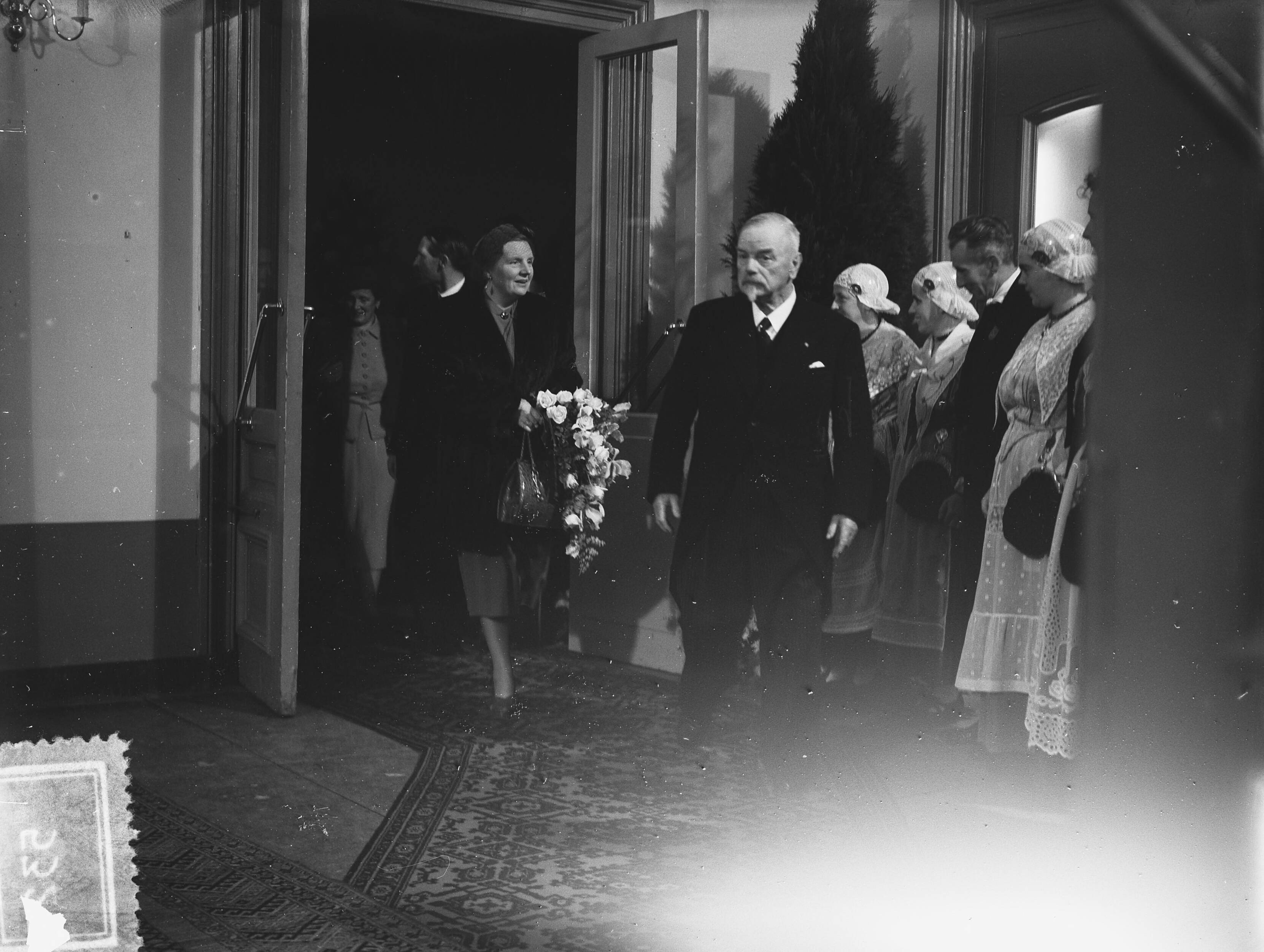 Koningin Juliana bezoekt Leeuwarden — Foto: Bilsen, Joop van / Anefo. — Licentie: Set B: Rechtenvrij / Publiek Domein. Bron: Nationaal Archief. http://hdl.handle.net/10648/a9001ce6-d0b4-102d-bcf8-003048976d84