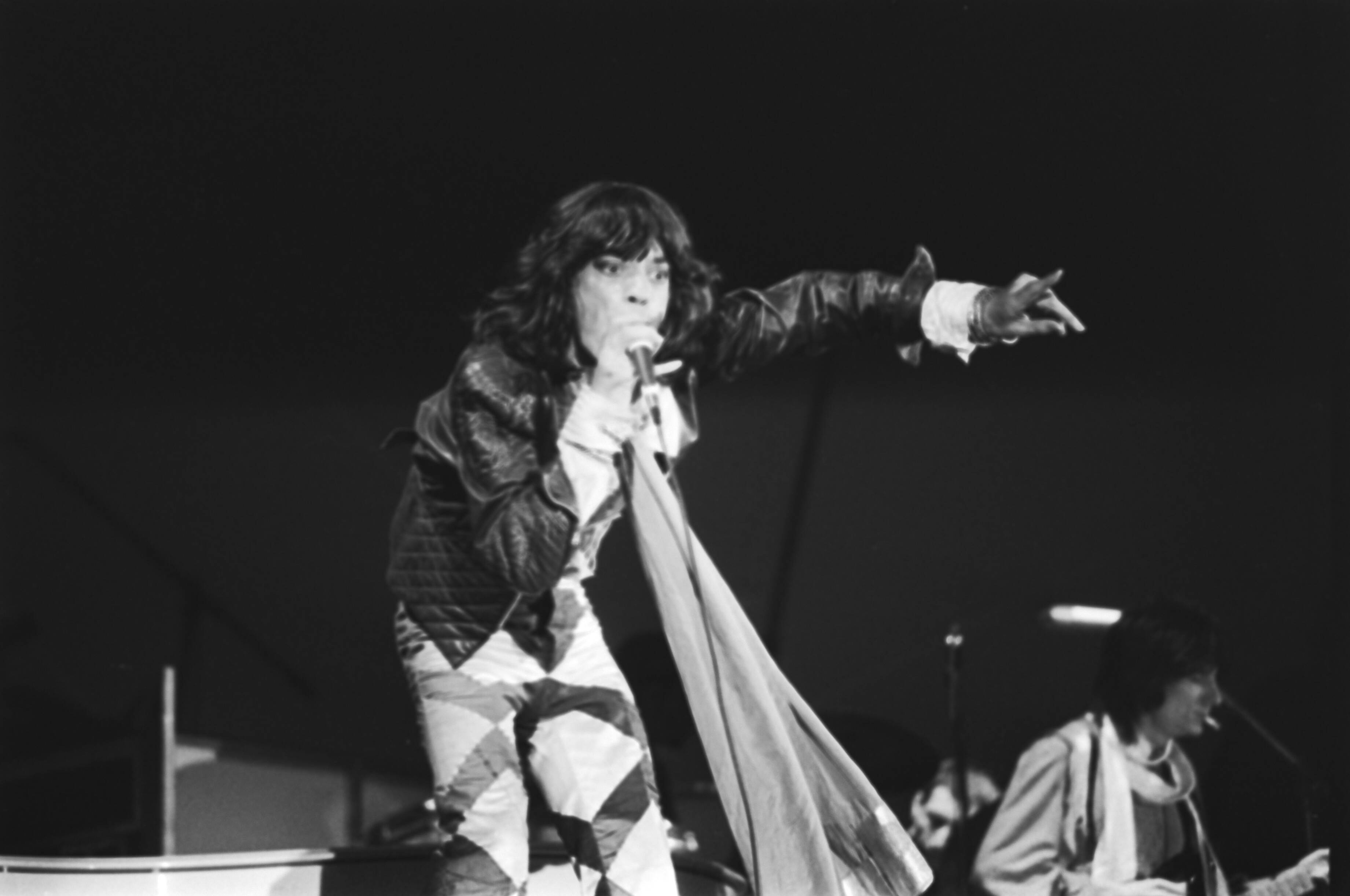 Fotocollectie Anefo — Rolling Stones concert in Zuiderpark te Den Haag , Mick Jagger in aktie, rechts Keith Richard — Foto: Verhoeff, Bert / Anefo. Licentie: Set B: Rechtenvrij / Publiek Domein. Bron: Nationaal Archief. http://hdl.handle.net/10648/ac84f292-d0b4-102d-bcf8-003048976d84