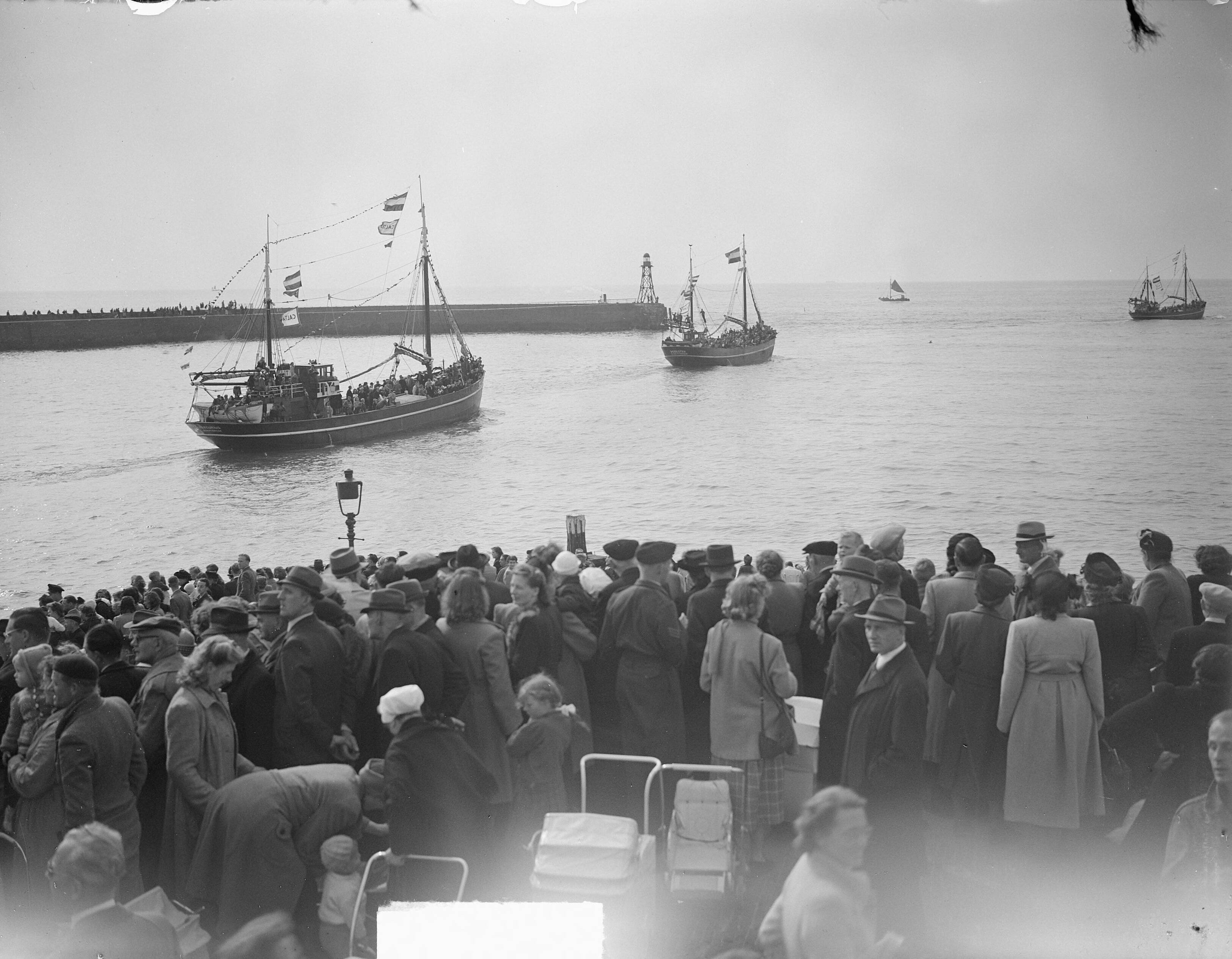 Fotocollectie Anefo — Tocht met genodigden met Schevenings vissersvloot — Foto: Winterbergen, Rolf / Anefo. Licentie: Set B: Rechtenvrij / Publiek Domein. Bron: Nationaal Archief. http://hdl.handle.net/10648/a8c7d2be-d0b4-102d-bcf8-003048976d84