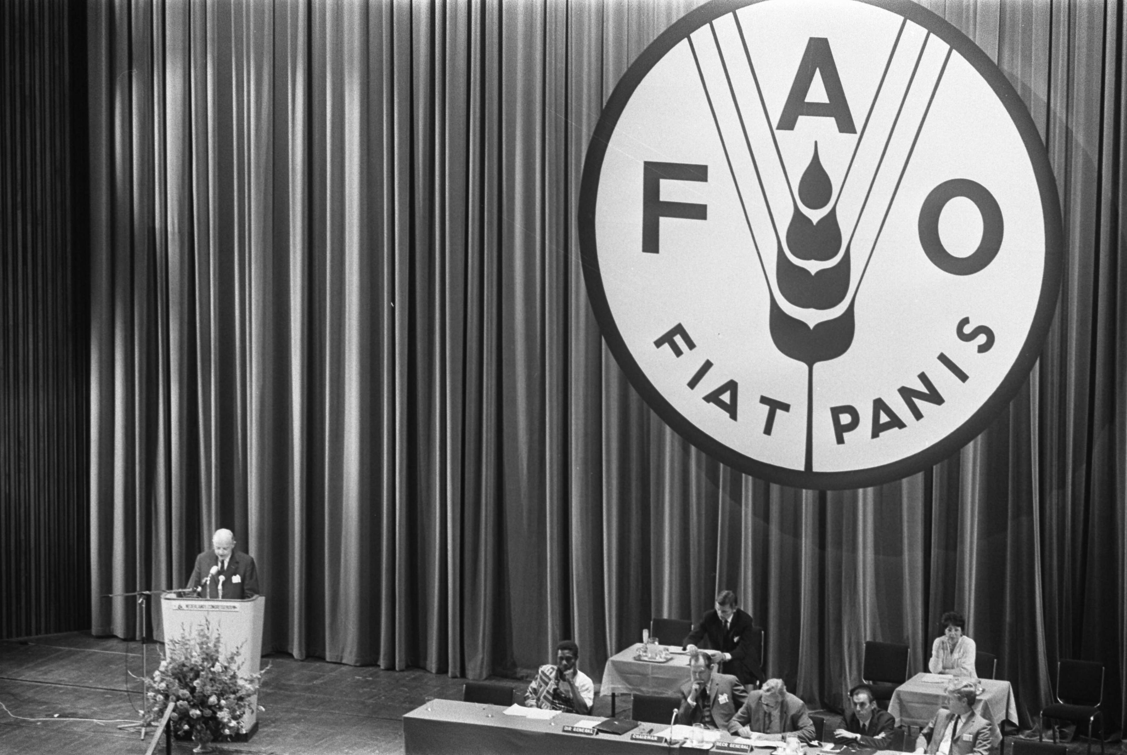 Fotocollectie Anefo — Tweede Wereldvoedselcongres in Den Haag — Foto: Mieremet, Rob / Anefo. Licentie: Set B: Rechtenvrij / Publiek Domein. Bron: Nationaal Archief. http://hdl.handle.net/10648/ab99d186-d0b4-102d-bcf8-003048976d84