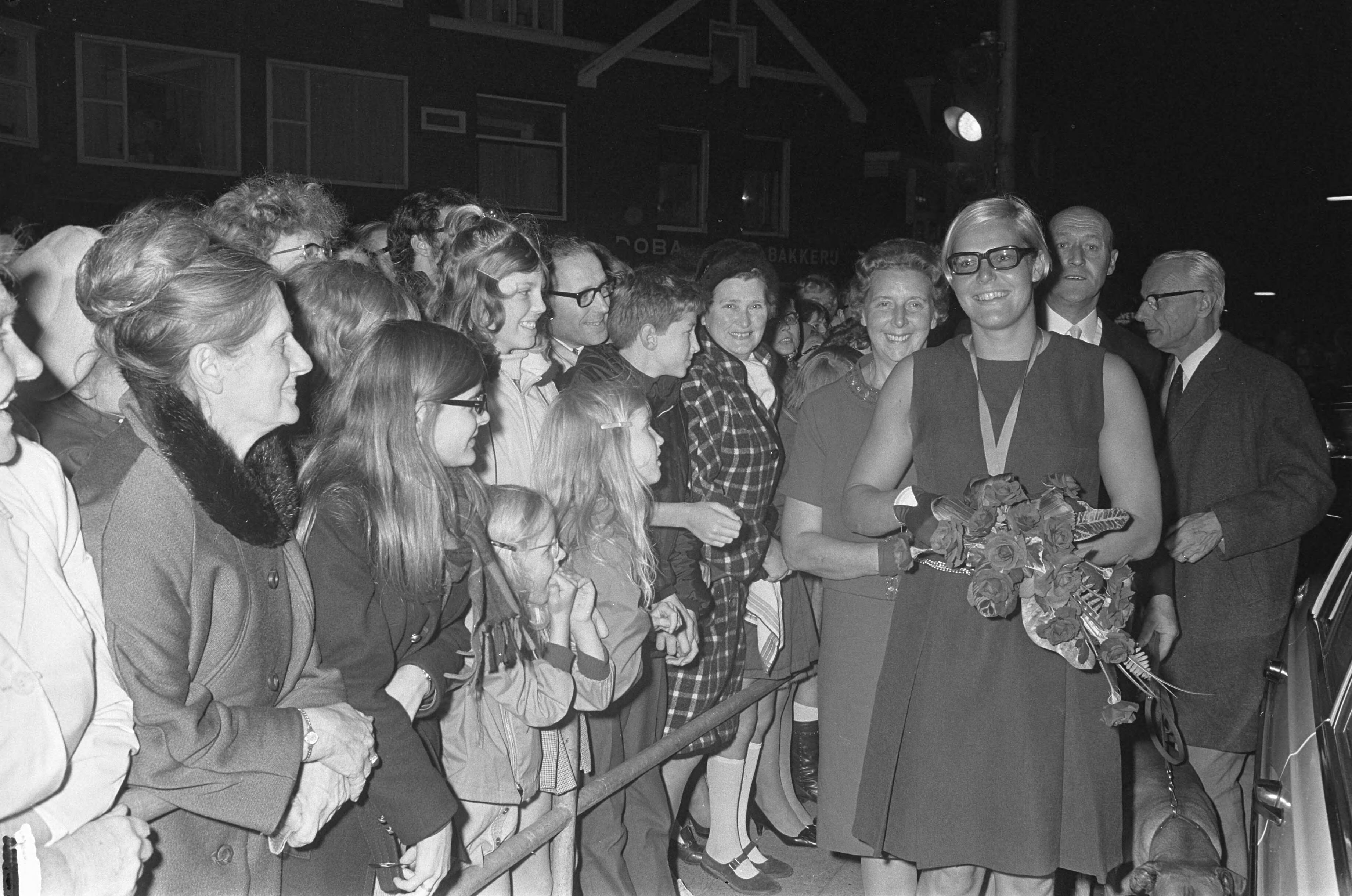 Fotocollectie Anefo — Ada Kok gehuldigd in Zaandam Ada toegejuicht bij aankomst — Foto: Koch, Eric / Anefo. Licentie: Set B: Rechtenvrij / Publiek Domein. Bron: Nationaal Archief. http://hdl.handle.net/10648/ab52f72a-d0b4-102d-bcf8-003048976d84