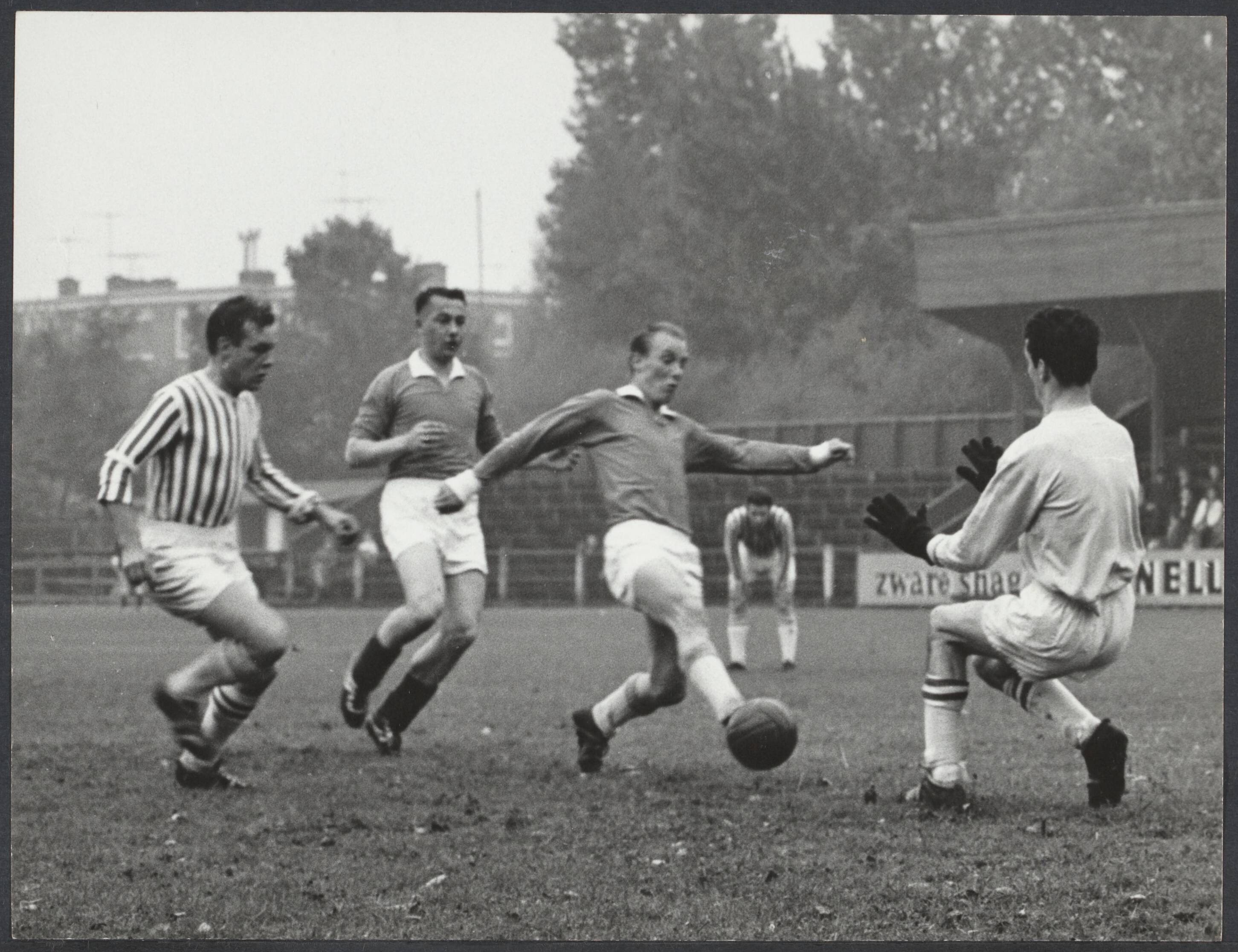 Spaarnestad. Sport en Spel - Nederland — Serie: Voetbalwedstrijd Spaarnestad - Daily Express, september 1964 (Daily Express in gestreepte shirts) — Foto: Fotograaf Onbekend / Spaarnestad. Licentie: Set B: Rechtenvrij / Publiek Domein. Bron: Nationaal Archief. http://hdl.handle.net/10648/e2afb061-2f8b-a5fa-449d-1e418a5401ef