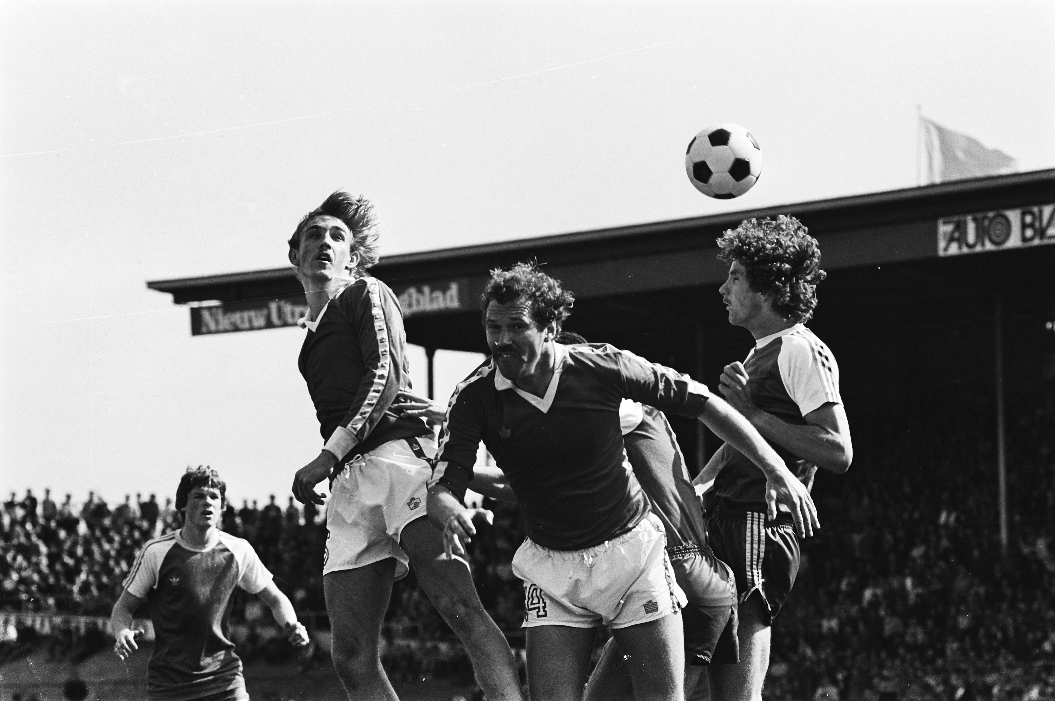 Fotocollectie Anefo — Laatste wedstrijd in stadion Galgenwaard in Utrecht, FC Utrecht tegen PSV, Utrecht-speler Van Veen en PSV-er Jansen — Foto: Dijk, Hans van / Anefo. Licentie: Set B: Rechtenvrij / Publiek Domein. Bron: Nationaal Archief. http://hdl.handle.net/10648/acf9cc66-d0b4-102d-bcf8-003048976d84