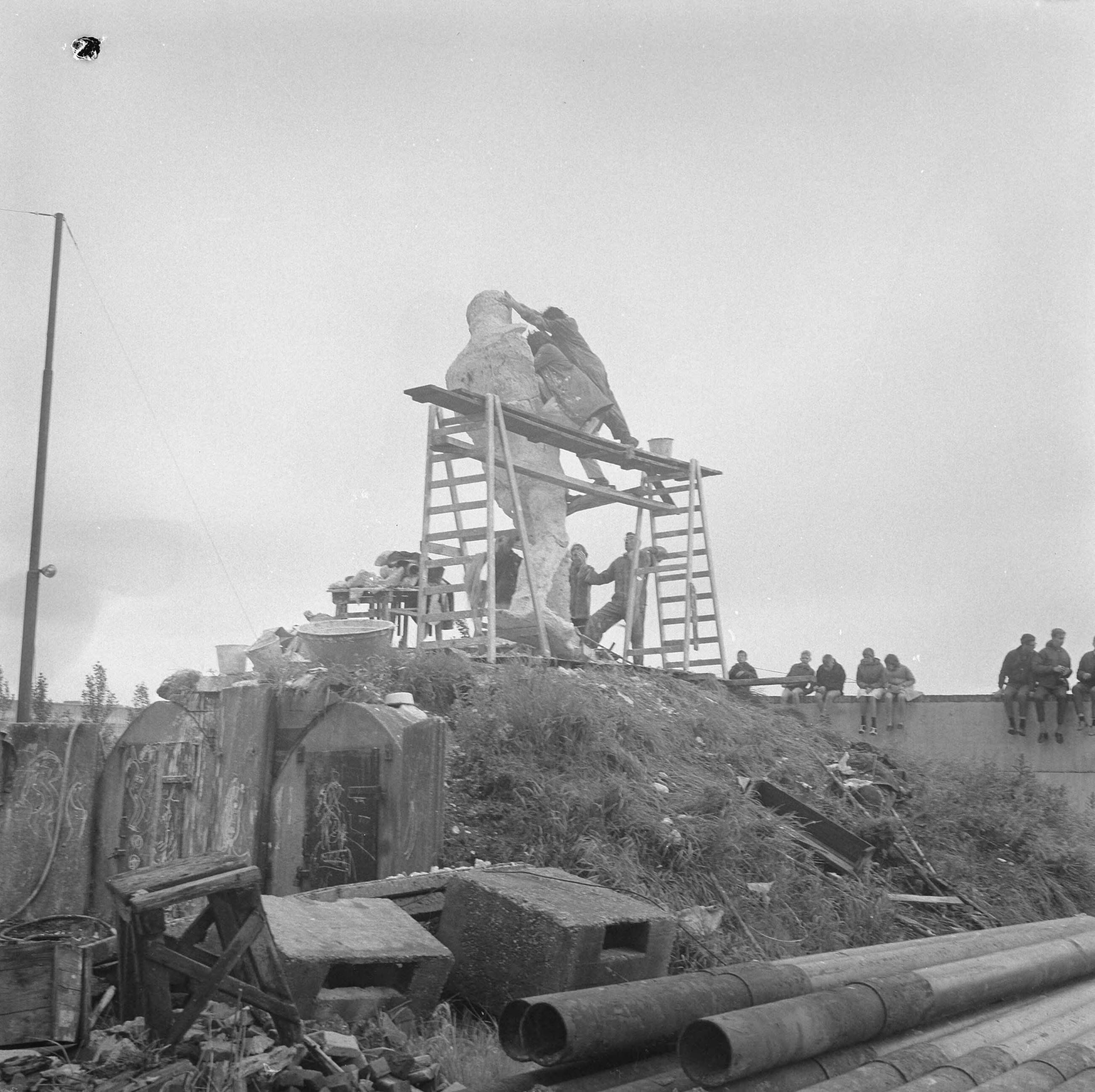 Fotocollectie Anefo — Drama om beeld in Zaandam van beeldhouwer Slavomir Miletic, het moment waarop het beeld omvalt. — Foto: Nijs, Jac. de / Anefo. Licentie: Set B: Rechtenvrij / Publiek Domein. Bron: Nationaal Archief. http://hdl.handle.net/10648/aa3b1f2a-d0b4-102d-bcf8-003048976d84