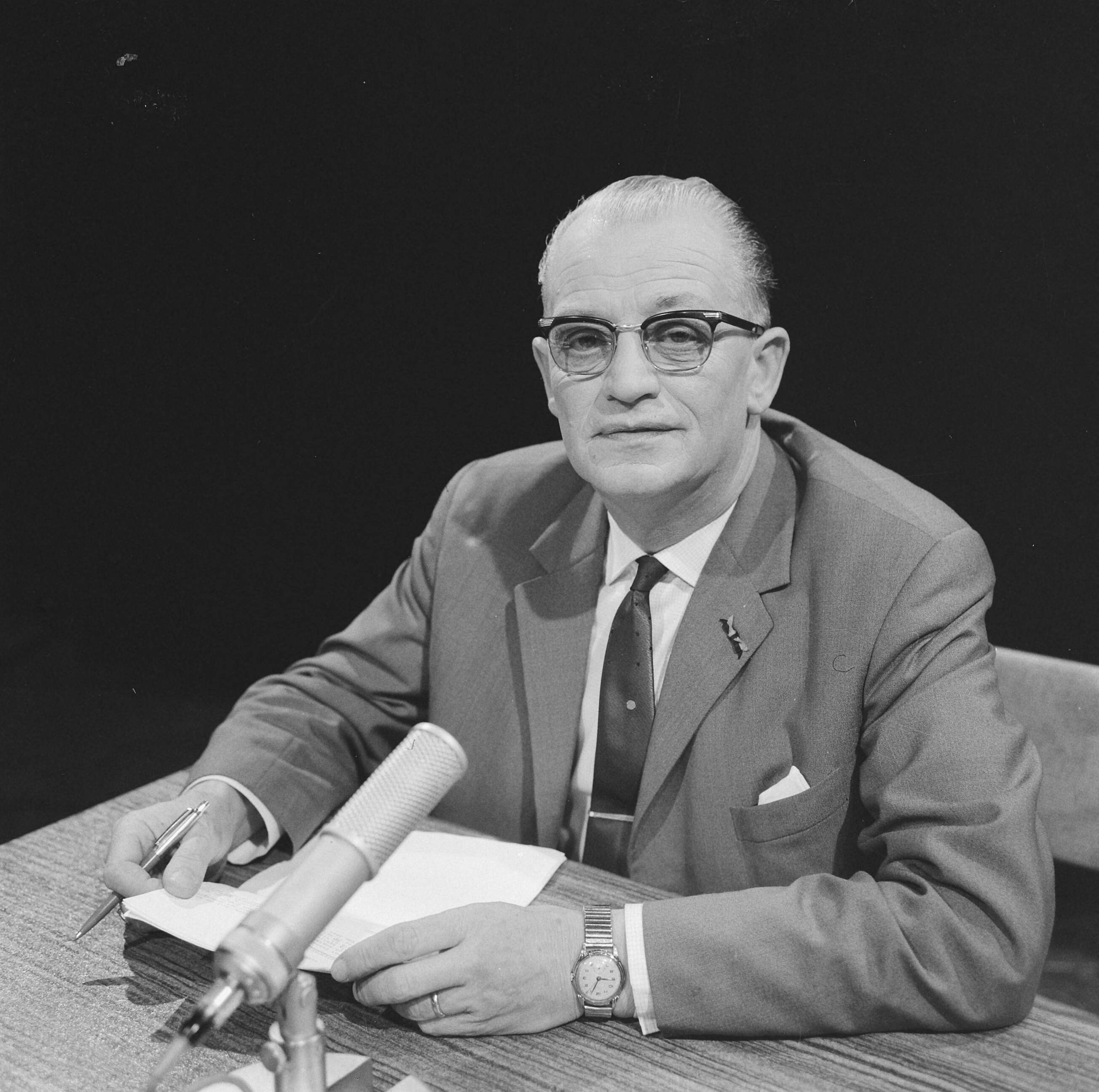 Fotocollectie Anefo — NCRV-quiz 'Een tegen allen' tussen Zierikzee en Bolsward, In de studio te Bussum, de opdrachtengever, M.C. Doeleman uit Zierikzee — Foto: Nijs, Jac. de / Anefo. Licentie: Set B: Rechtenvrij / Publiek Domein. Bron: Nationaal Archief. http://hdl.handle.net/10648/aa7f3944-d0b4-102d-bcf8-003048976d84
