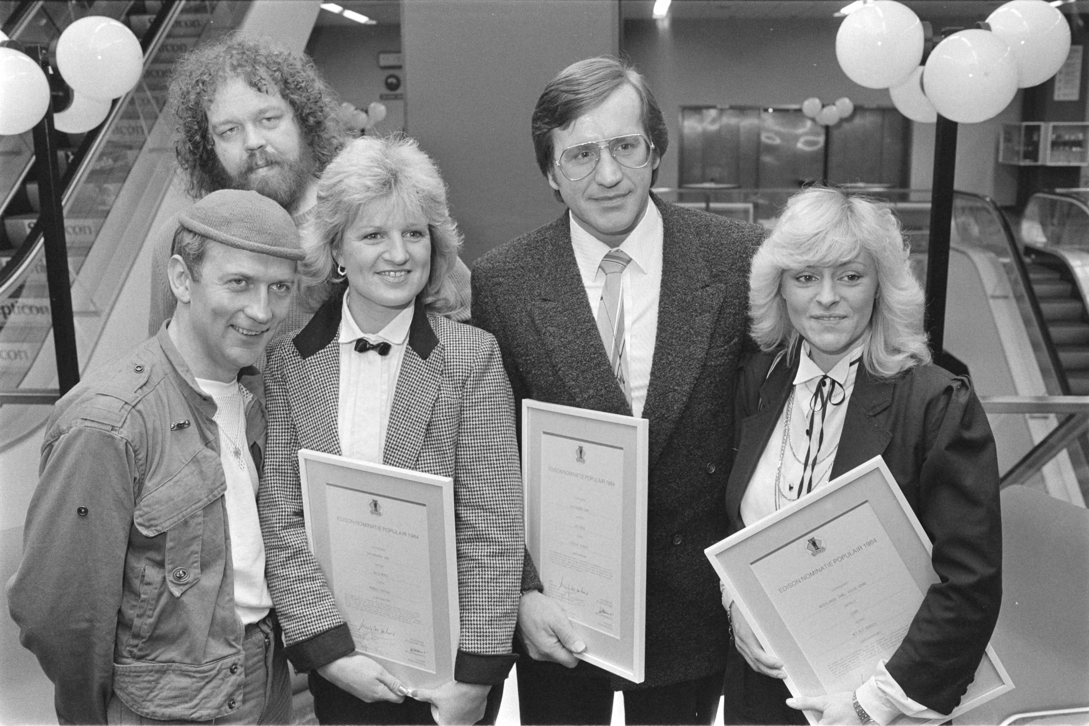 Fotocollectie Anefo — Utrecht, uitreiking Edison-nominaties; vlnr Harry Slinger, Anita Meyer, Lee Towers en Corry Konings (op achtergrond Pim Koopman) — Foto: Antonisse, Marcel / Anefo. Licentie: Set B: Rechtenvrij / Publiek Domein. Bron: Nationaal Archief. http://hdl.handle.net/10648/ad36eaf6-d0b4-102d-bcf8-003048976d84