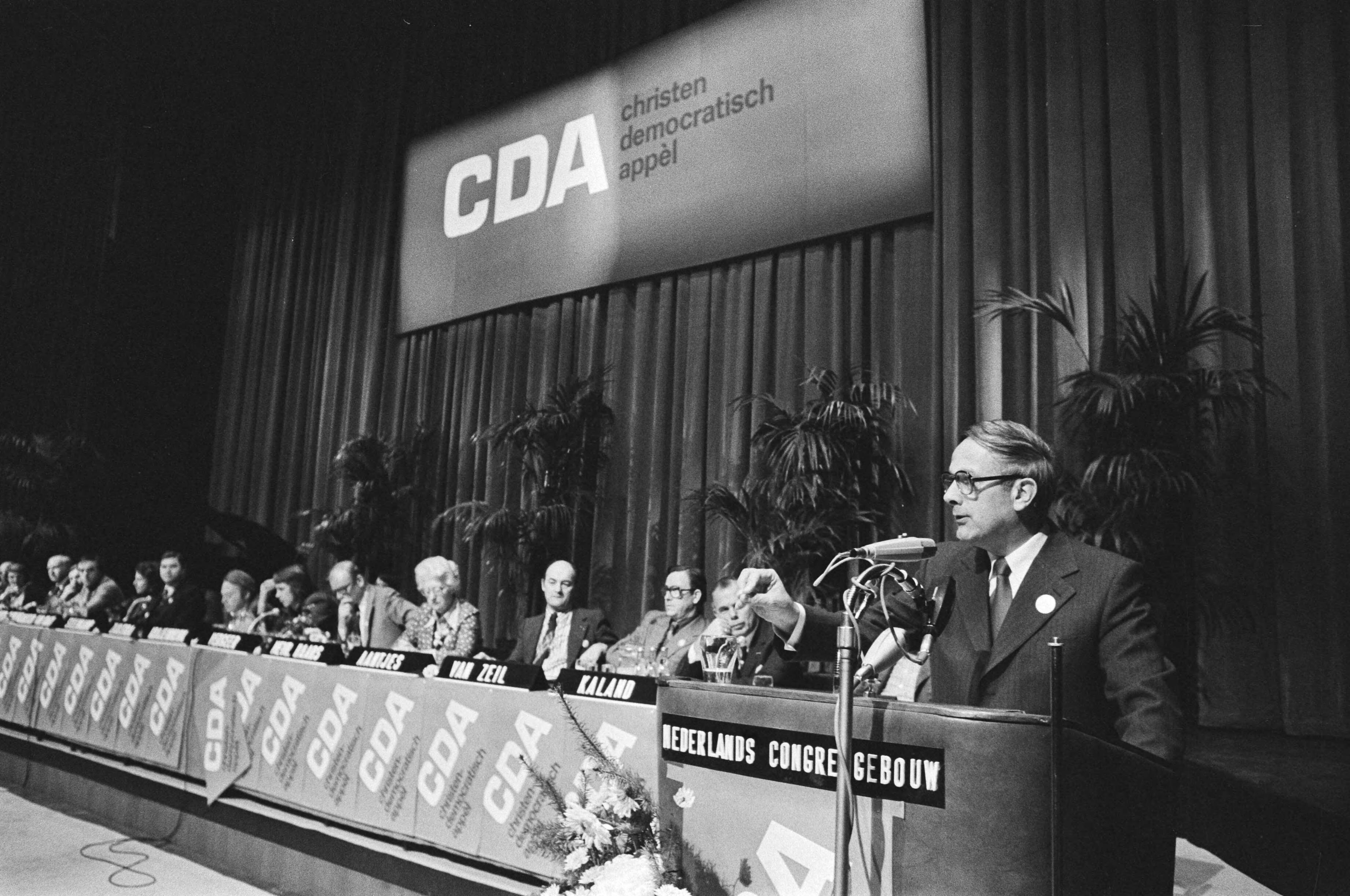 Fotocollectie Anefo — CDA-congres in Den Haag (1e dag); v.l.n.r. Steenkamp (voorzitter CDA), Goudzwaard, Kruisinga (CHU) en Aantjes (AR) — Foto: Verhoeff, Bert / Anefo. Licentie: Set B: Rechtenvrij / Publiek Domein. Bron: Nationaal Archief. http://hdl.handle.net/10648/ac91b658-d0b4-102d-bcf8-003048976d84