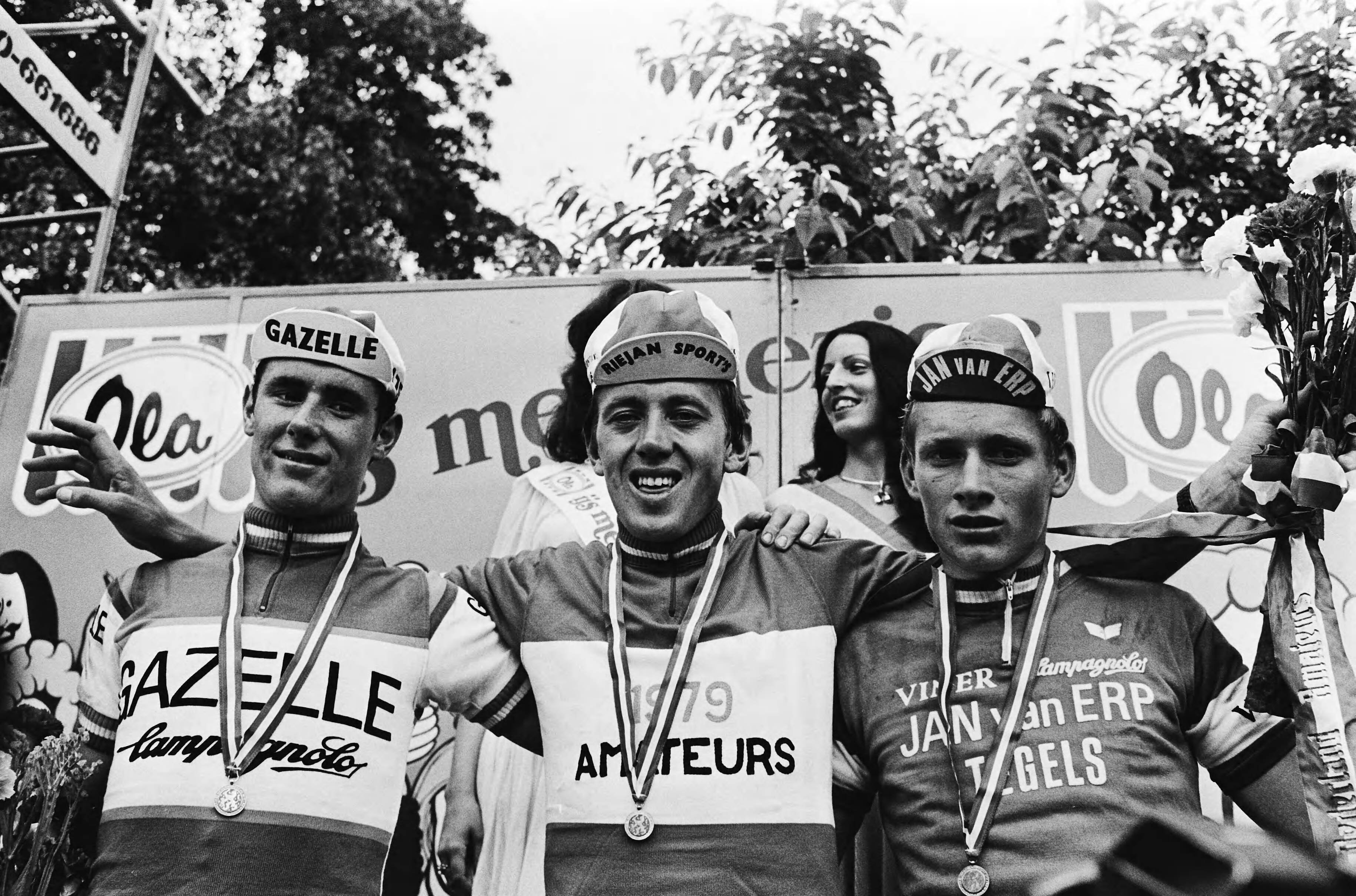 Nederlandse Kampioenschappen Wielrennen Amateurs in Geulle (Limburg) — Vlnr Theo de Rooij (2e), Hennie Stamsnijder (1e), Adri van der Poel (3e) — Foto: Suyk, Koen / Anefo. Licentie: Set B: Rechtenvrij / Publiek Domein. Bron: Nationaal Archief. http://hdl.handle.net/10648/accc9e9e-d0b4-102d-bcf8-003048976d84