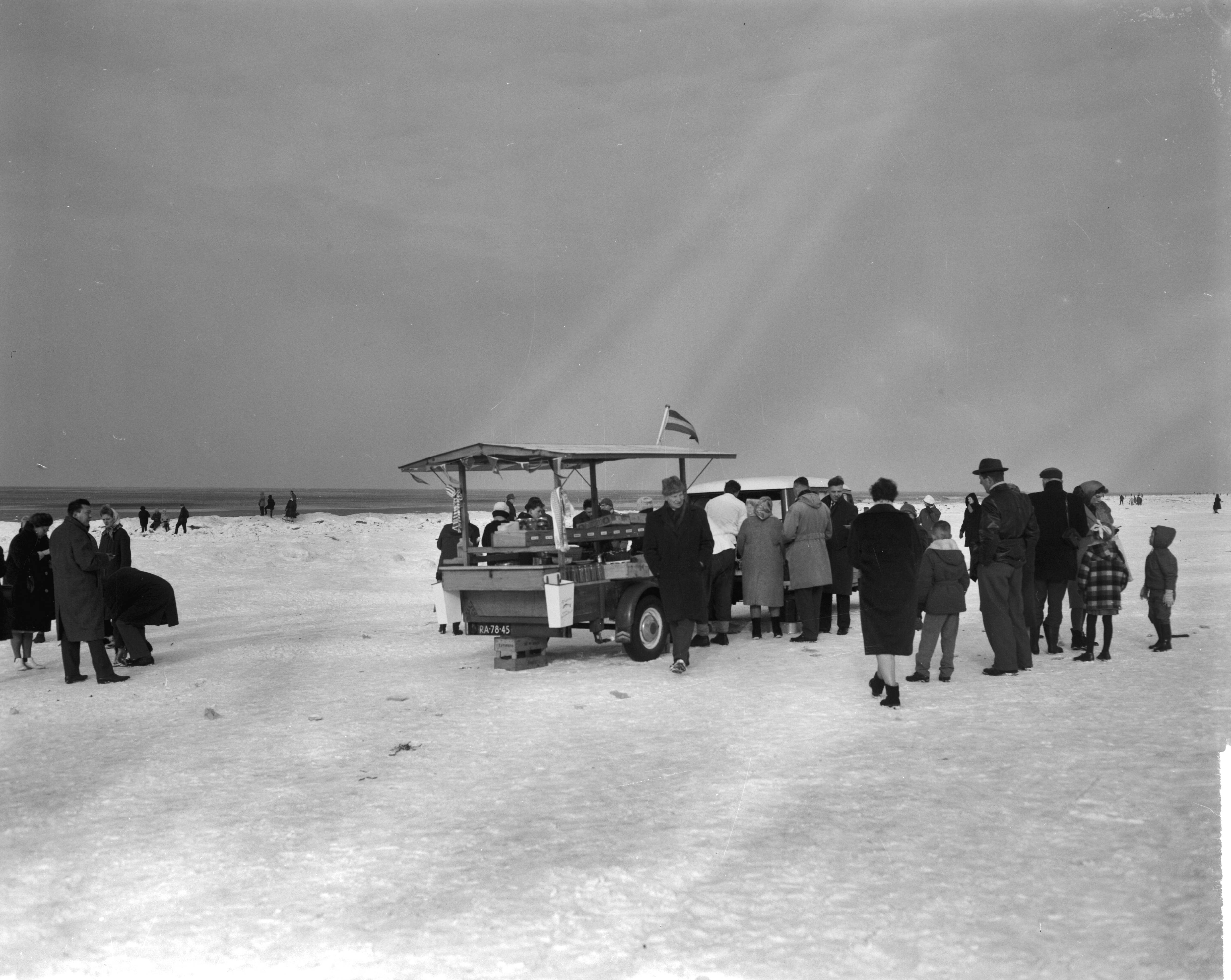 Fotocollectie Anefo — Visverkoopman met viskar op het strand van Zandvoort — Foto: Bilsen, Joop van / Anefo. Licentie: Set B: Rechtenvrij / Publiek Domein. Bron: Nationaal Archief. http://hdl.handle.net/10648/aa288608-d0b4-102d-bcf8-003048976d84