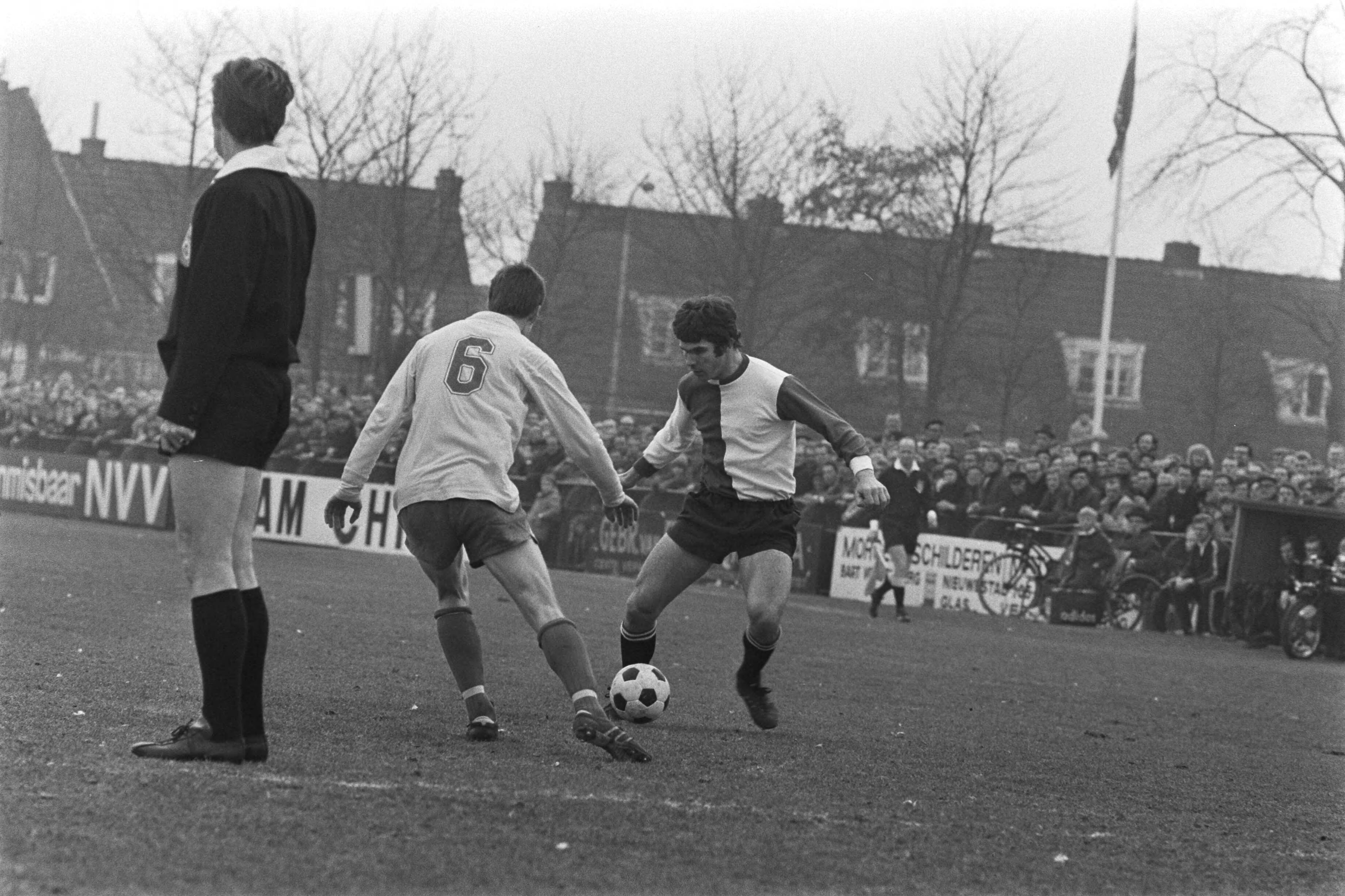 Voetbalwedstrijd voor de KNVB beker Cambuur Leeuwarden - Feyenoord: 0-3 — Spelmoment — Foto: Fotograaf Onbekend / Anefo. Licentie: Set B: Rechtenvrij / Publiek Domein. Bron: Nationaal Archief. http://hdl.handle.net/10648/abb73280-d0b4-102d-bcf8-003048976d84