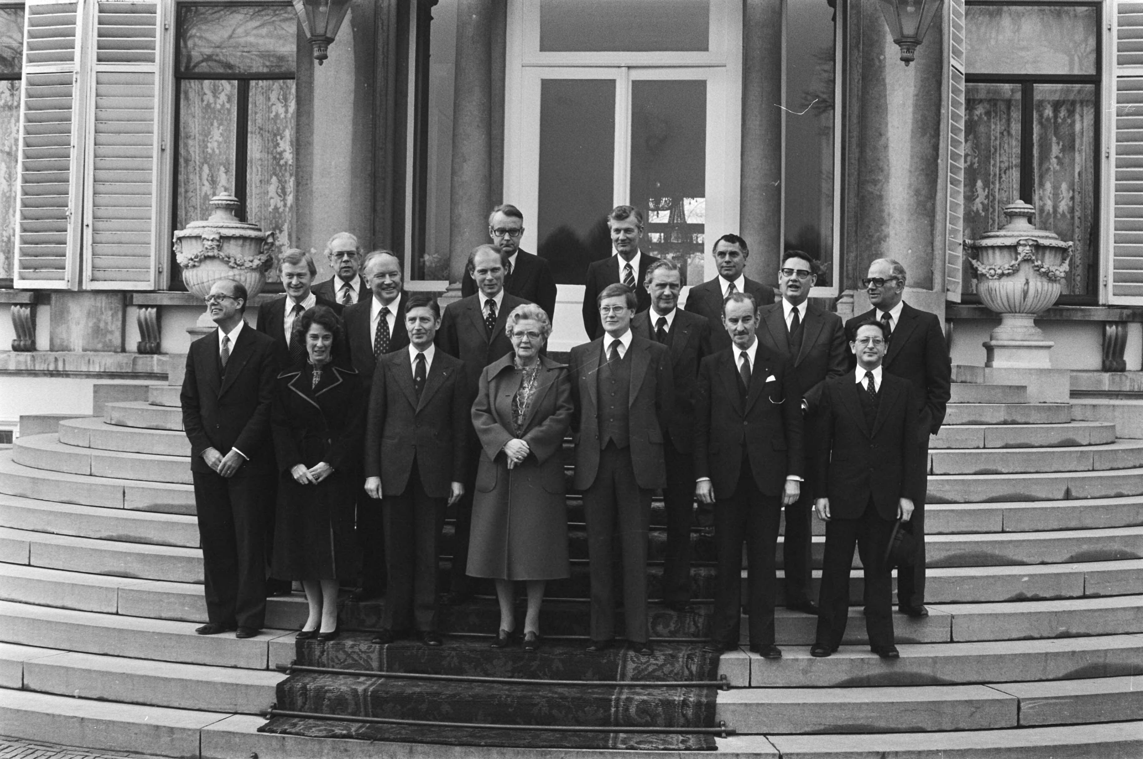 Fotocollectie Anefo — Beëdiging nieuw kabinet Van Agt op Soestdijk: het gehele kabinet Van Agt en koningin Juliana — Foto: Verhoeff, Bert / Anefo. Licentie: Set B: Rechtenvrij / Publiek Domein. Bron: Nationaal Archief. http://hdl.handle.net/10648/aca892d8-d0b4-102d-bcf8-003048976d84