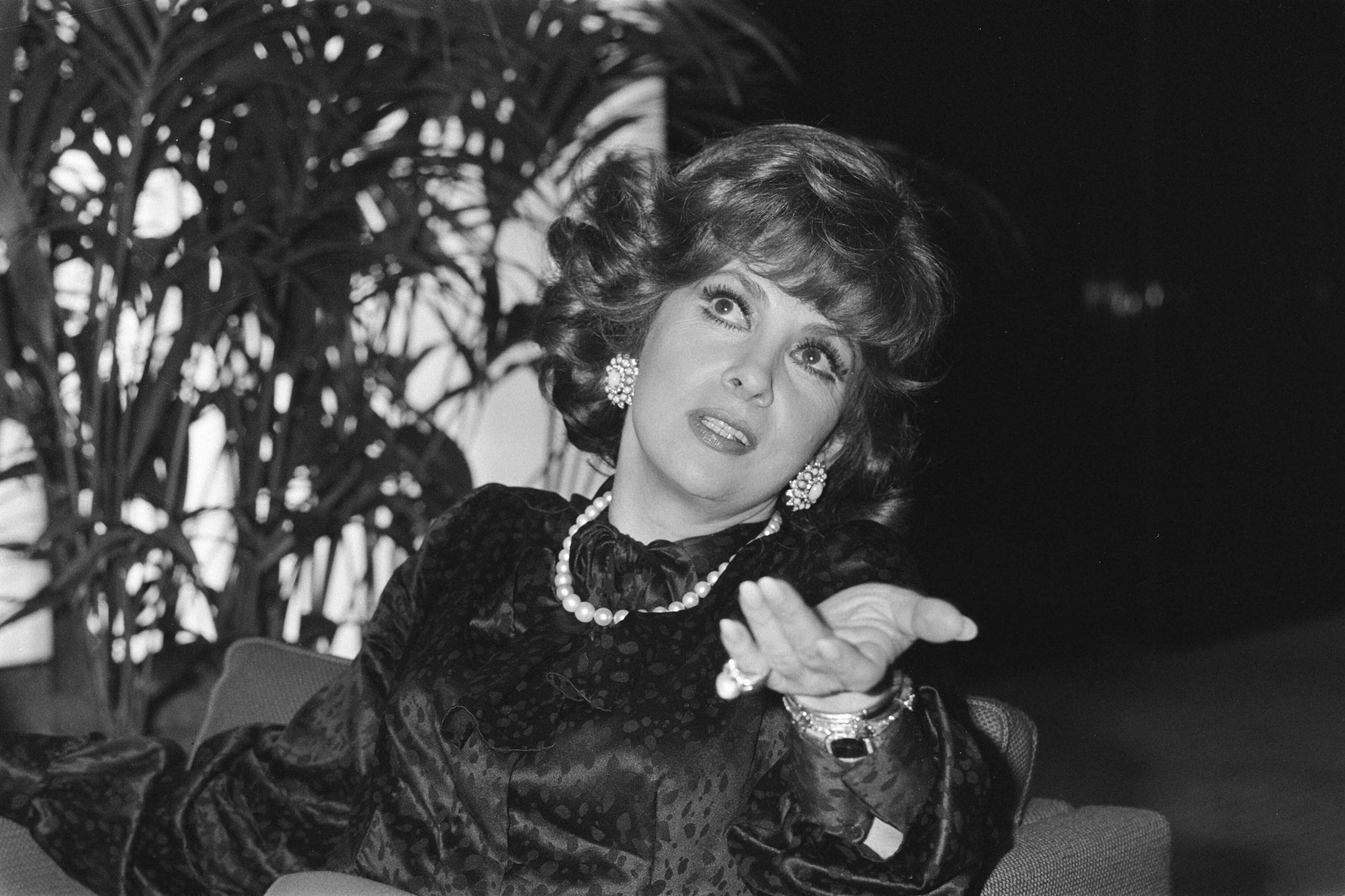 Fotocollectie Anefo — Aankomst op Schiphol van de Italiaanse filmster Gina Lollobrigida i.v.m. een in Rotterdam te openen expositie van door haar gemaakte foto's — Foto: Croes, Rob C. / Anefo. Licentie: Set B: Rechtenvrij / Publiek Domein. Bron: Nationaal Archief. http://hdl.handle.net/10648/acefe318-d0b4-102d-bcf8-003048976d84