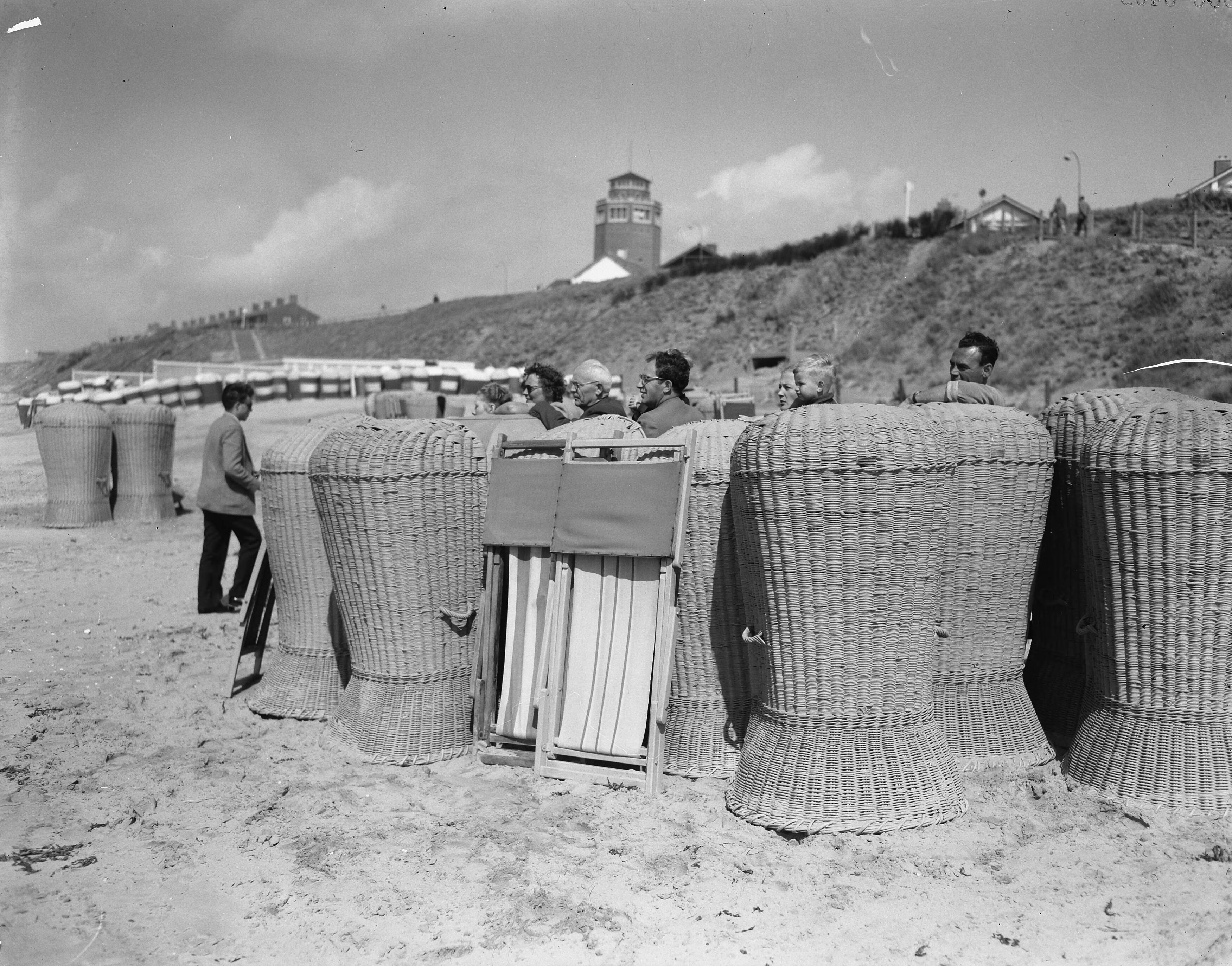 Fotocollectie Anefo — Zandvoort. Slecht strandweer. Strandstoelen staan als bescherming tegen wind in een kring opgesteld — Foto: Noske, J.D. / Anefo. Licentie: Set B: Rechtenvrij / Publiek Domein. Bron: Nationaal Archief. http://hdl.handle.net/10648/a9271a9e-d0b4-102d-bcf8-003048976d84