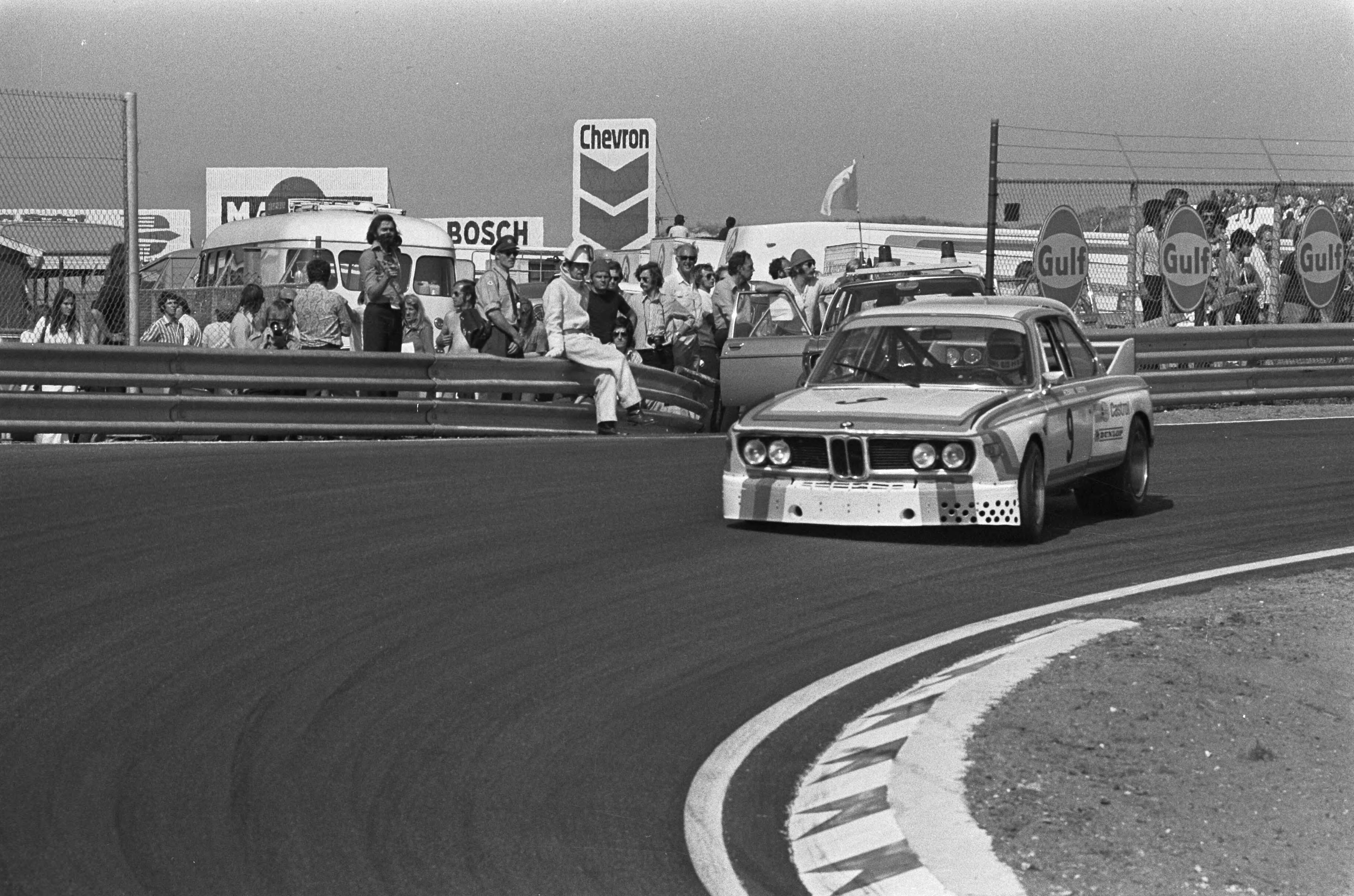 Fotocollectie Anefo — Zandvoort Trophy toerwagens, groep II, T. Hezemans in aktie — Foto: Punt, W. / Anefo. Licentie: Set B: Rechtenvrij / Publiek Domein. Bron: Nationaal Archief. http://hdl.handle.net/10648/ac33c444-d0b4-102d-bcf8-003048976d84
