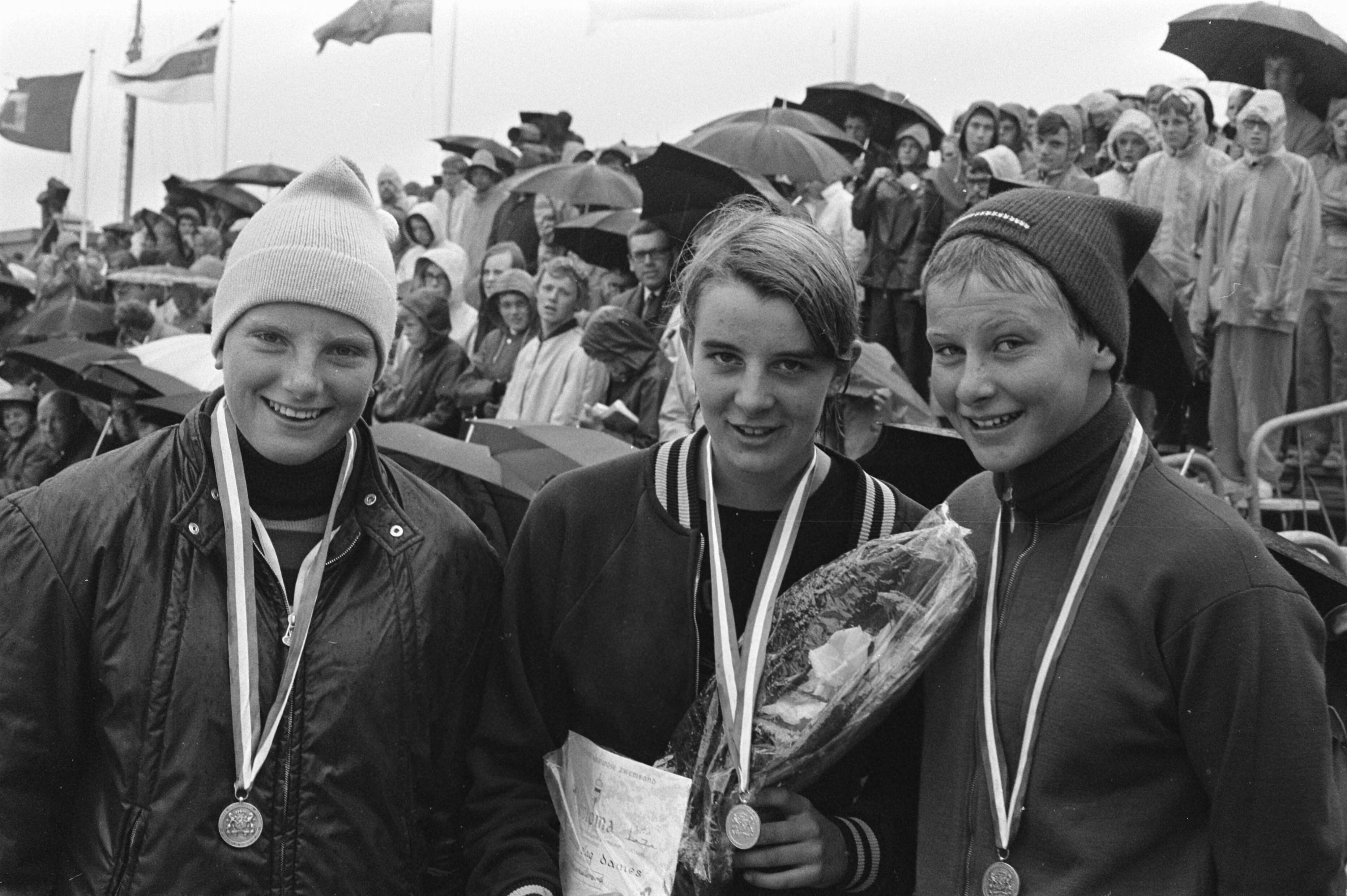 Fotocollectie Anefo — Nationale zwemkampioenschappen in Leeuwarden Hansje van Bunschoten, Yvonne van Kuilenburg en Linda de Boer met medailles — Foto: Verhoeff, Bert / Anefo. Licentie: Set B: Rechtenvrij / Publiek Domein. Bron: Nationaal Archief. http://hdl.handle.net/10648/ab9d9b90-d0b4-102d-bcf8-003048976d84