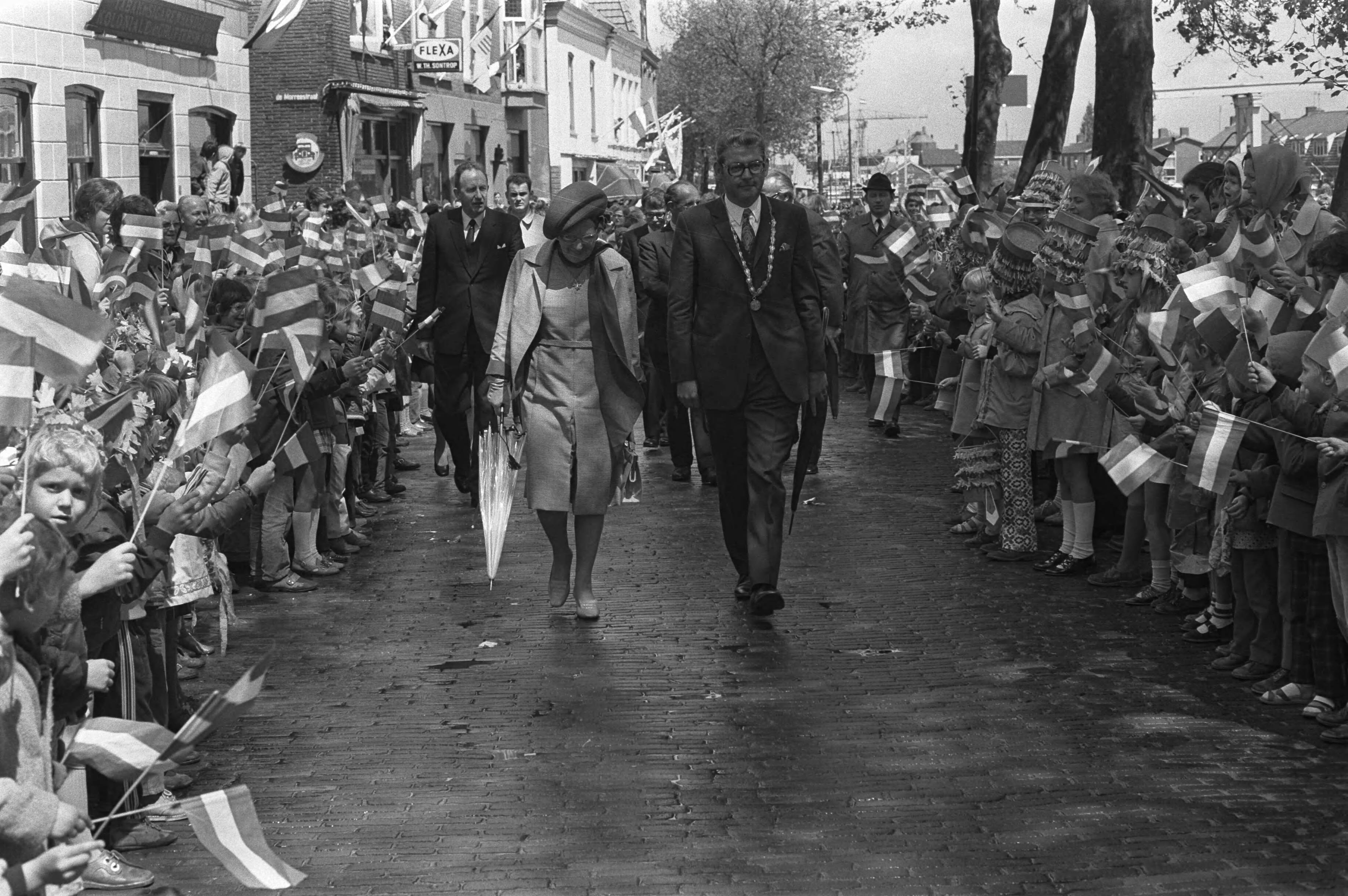 Koningin Juliana tijdens een werkbezoek aan de provincie Utrecht — Koningin Juliana in de wijk Vreeswijk, in Nieuwegein, in gezelschap van burgemeester Frans Hermsen — Foto: Fotograaf Onbekend / Anefo. Licentie: Set B: Rechtenvrij / Publiek Domein. Bron: Nationaal Archief. http://hdl.handle.net/10648/abeb10fa-d0b4-102d-bcf8-003048976d84