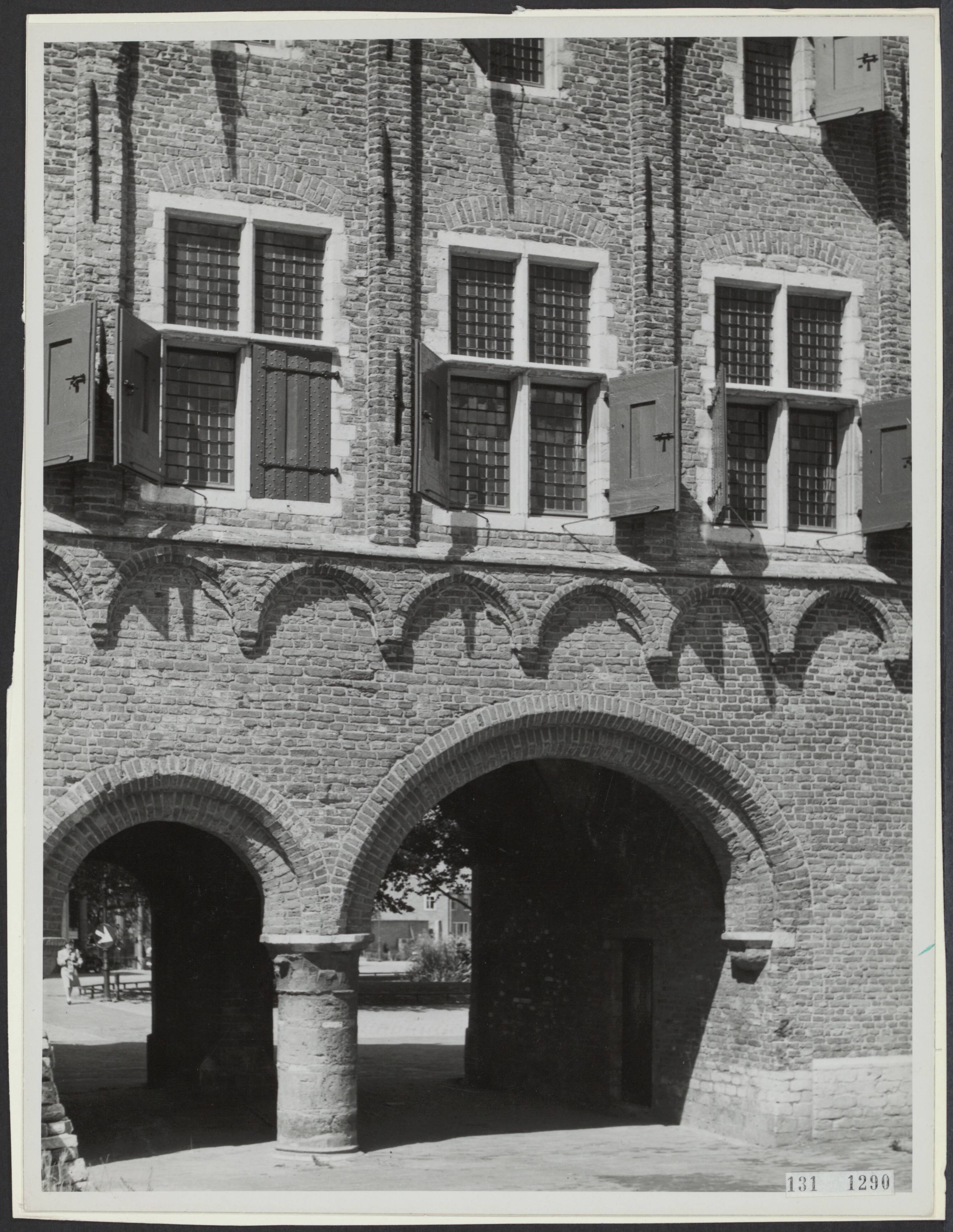 Fotocollectie Rijksvoorlichtingsdienst Eigen — Middelburg, abdijcomplex: de Balanspoort — Foto: Last, A.P.H.. Licentie: Set B: Rechtenvrij / Publiek Domein. Bron: Nationaal Archief. http://hdl.handle.net/10648/af520640-d0b4-102d-bcf8-003048976d84