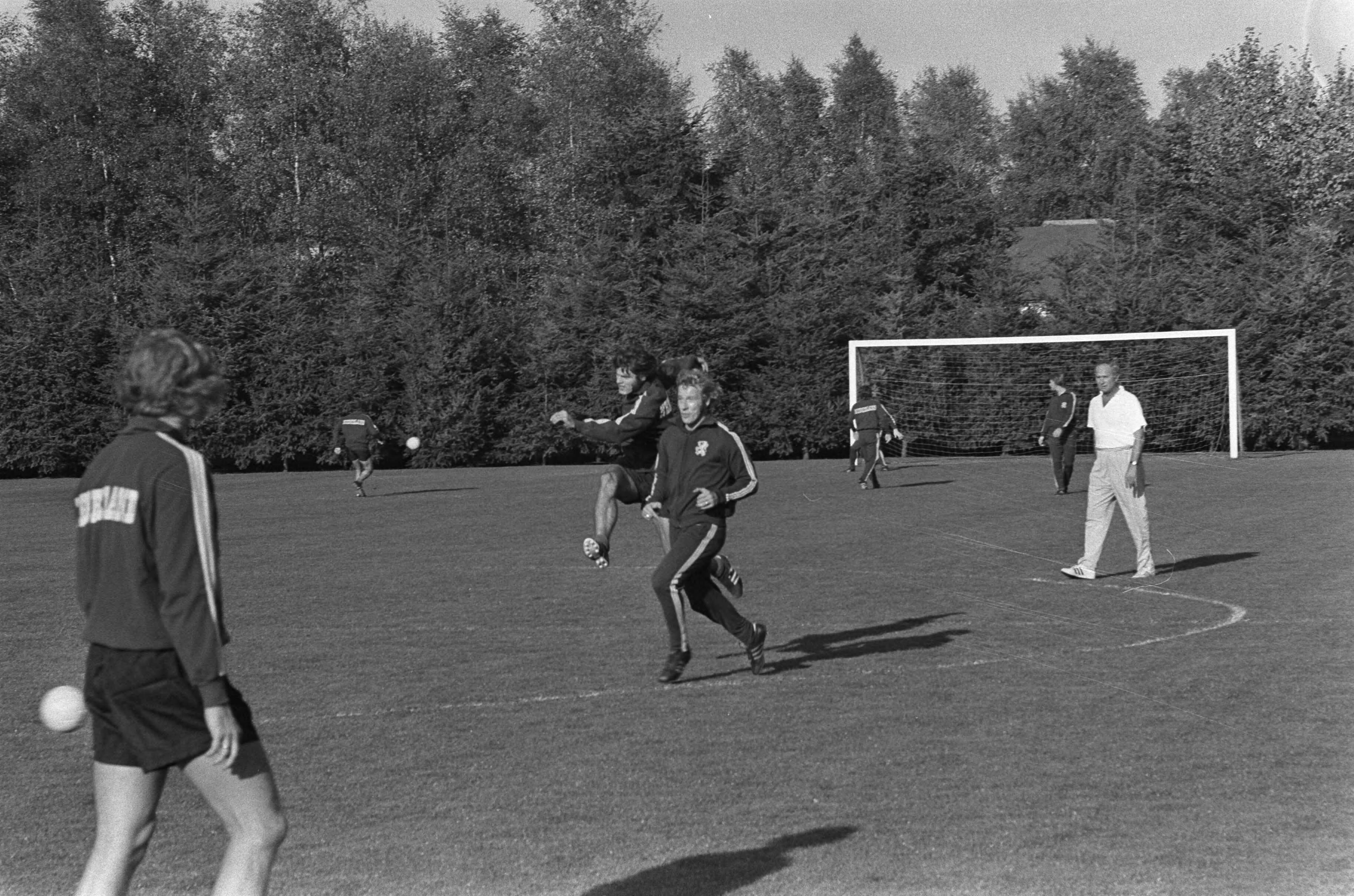 Fotocollectie Anefo — Nederlands elftal traint voor wedstrijd tegen DDR te Zeist — Foto: Evers, Joost / Anefo. Licentie: Set B: Rechtenvrij / Publiek Domein. Bron: Nationaal Archief. http://hdl.handle.net/10648/abd1e346-d0b4-102d-bcf8-003048976d84