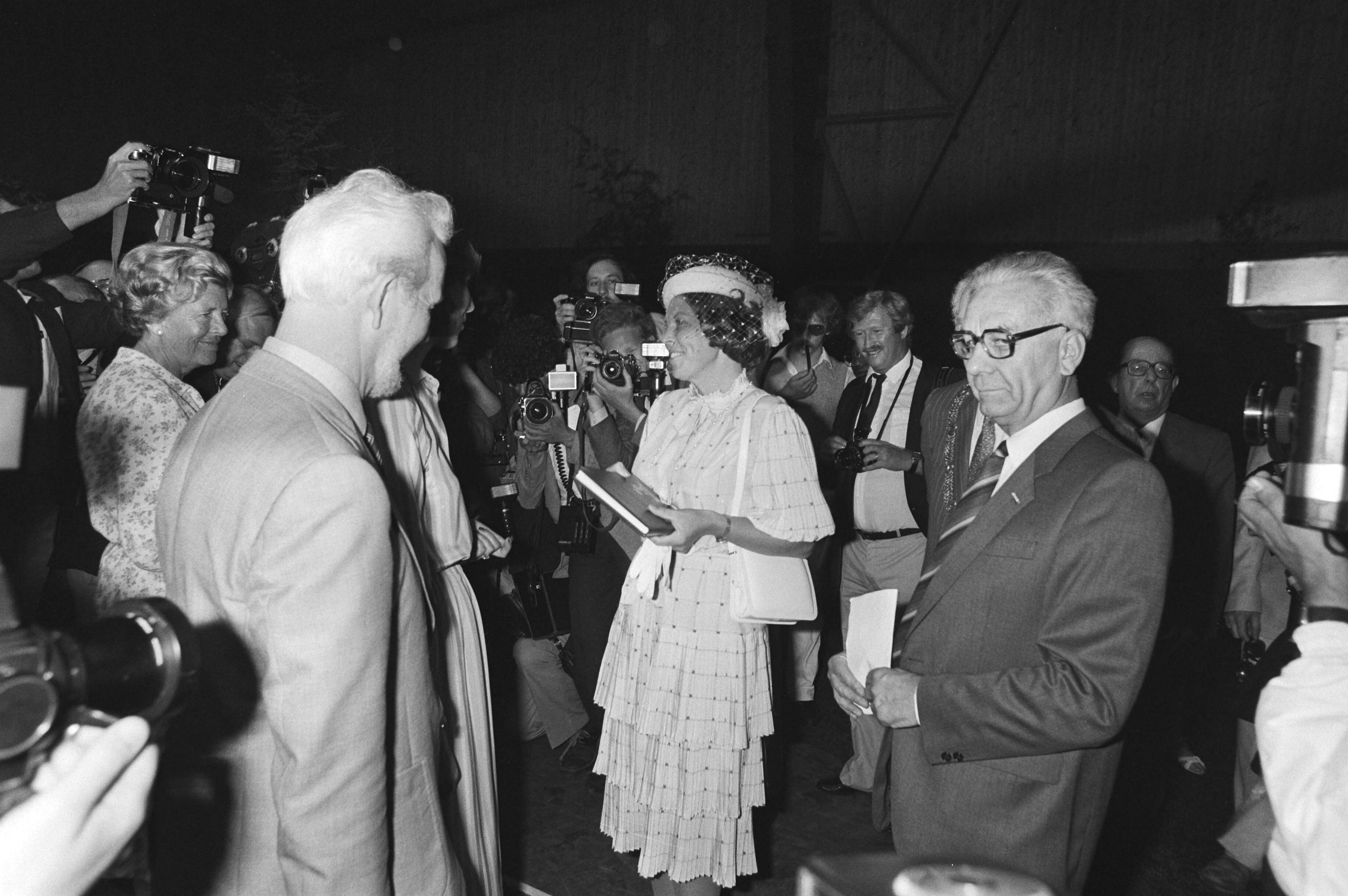 Koningin Beatrix en gezin wonen vanaf vandaag in Den Haag — Bezoek aan de tentoonstelling Hofstadbloem — Foto: Bogaerts, Rob / Anefo. Licentie: Set B: Rechtenvrij / Publiek Domein. Bron: Nationaal Archief. http://hdl.handle.net/10648/ad015bfc-d0b4-102d-bcf8-003048976d84