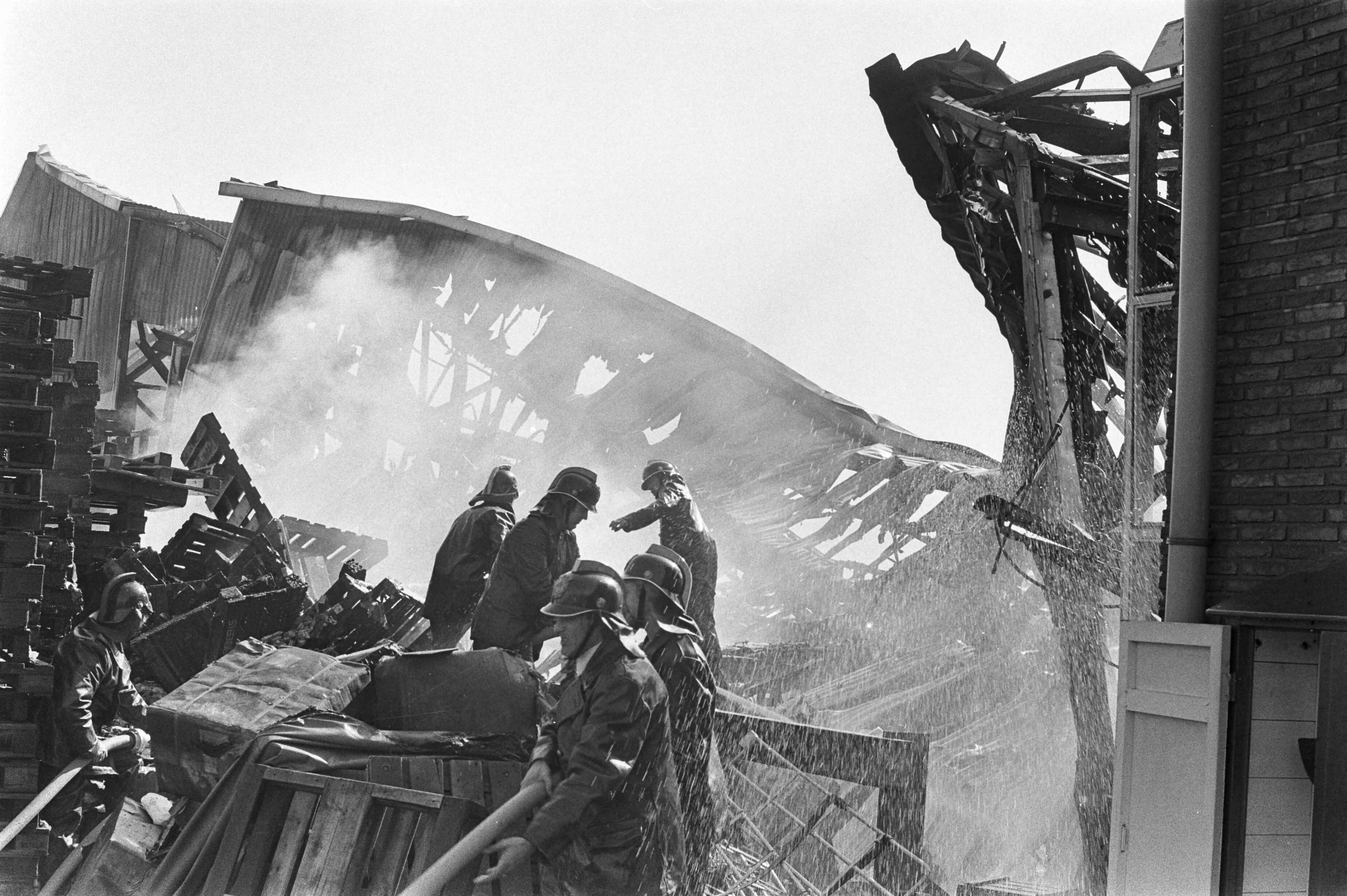 Fotocollectie Anefo — Brand in opslagplaats Simon de Wit , Zaandam — Foto: Verhoeff, Bert / Anefo. Licentie: Set B: Rechtenvrij / Publiek Domein. Bron: Nationaal Archief. http://hdl.handle.net/10648/abcdea02-d0b4-102d-bcf8-003048976d84
