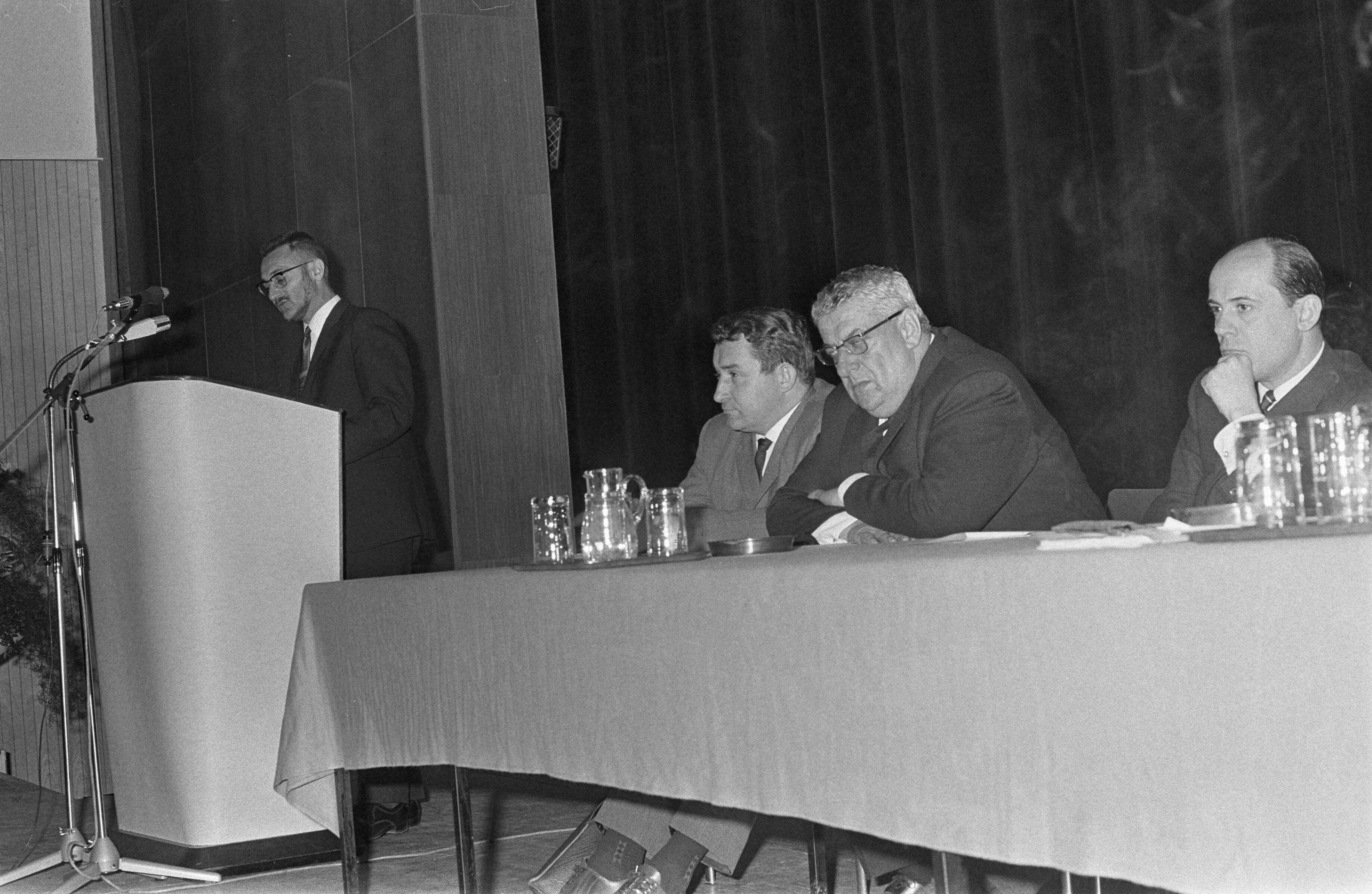 Fotocollectie Anefo — 6e Algemene Vergadering van het Europese vakbewegingssector in het Nederlands Congresgeb. te Den Haag links de Belg Th. Rasschaert en rechts A. — Foto: Mieremet, Rob / Anefo. Licentie: Set B: Rechtenvrij / Publiek Domein. Bron: Nationaal Archief. http://hdl.handle.net/10648/ab666b70-d0b4-102d-bcf8-003048976d84