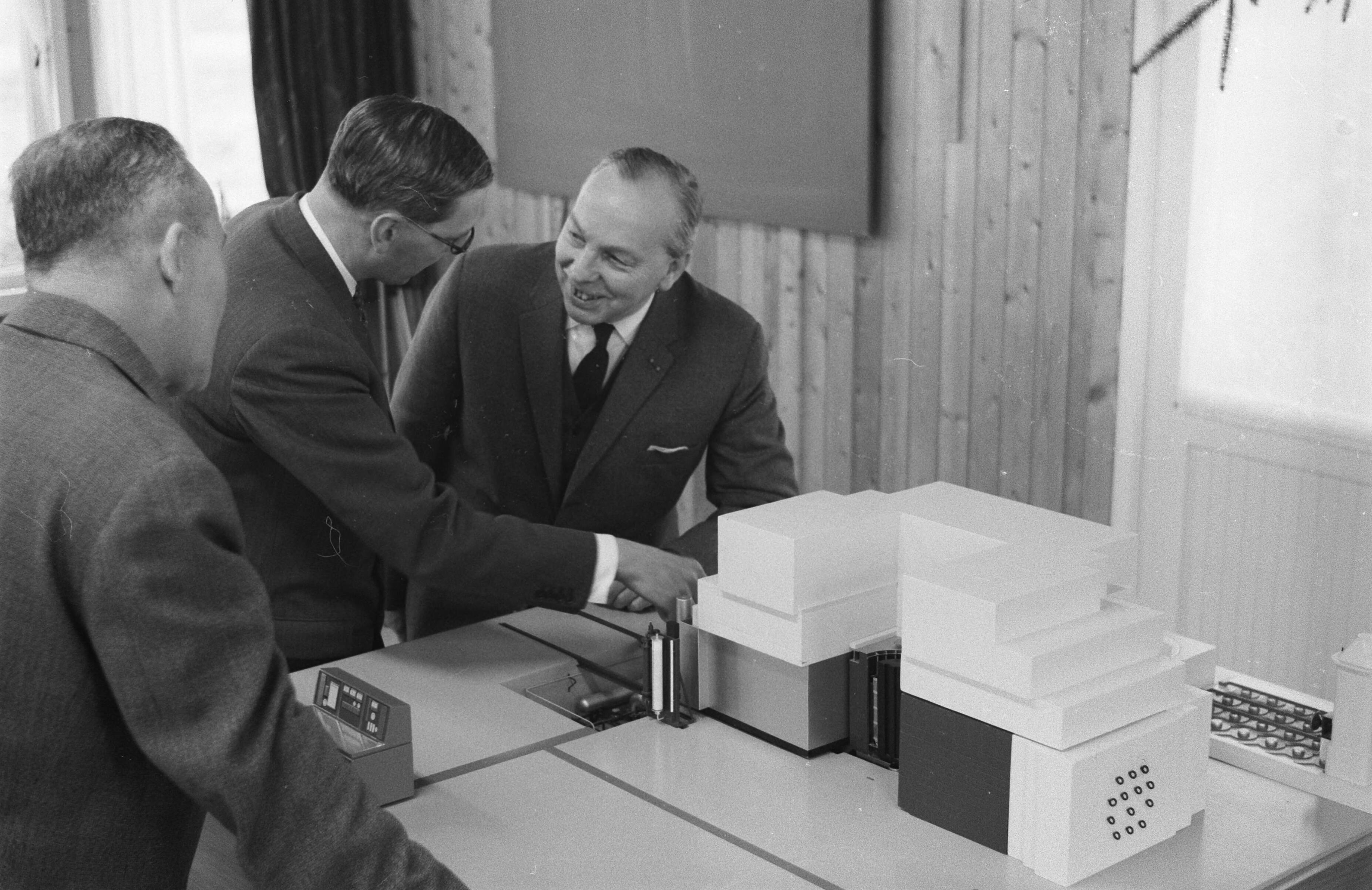 Fotocollectie Anefo — Persconferentie in het Reactor Centrum Nederland te Petten, v.l.n.r. drs. W. Reyseger , E. P. Hawthorne en RCN directeur ir. J. J. van Rijsinge — Foto: Pot, Harry / Anefo. Licentie: Set B: Rechtenvrij / Publiek Domein. Bron: Nationaal Archief. http://hdl.handle.net/10648/a9c30b70-d0b4-102d-bcf8-003048976d84